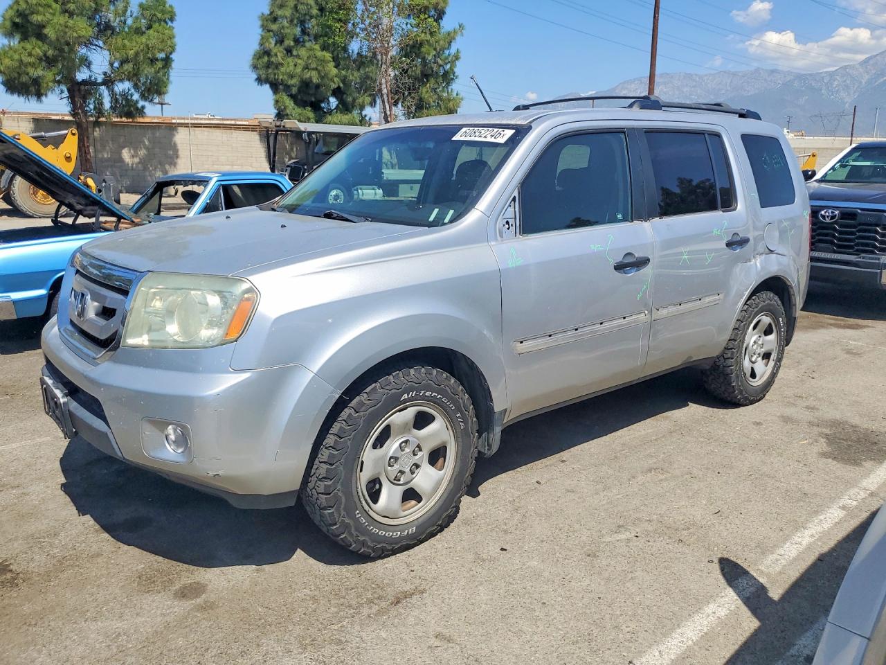 2011 Honda Pilot Lx Silver vin: 5FNYF4H26BB011393