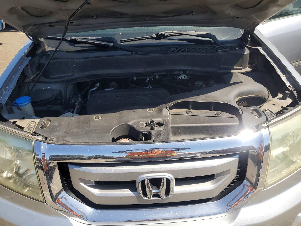 2011 Honda Pilot Lx Silver vin: 5FNYF4H26BB011393