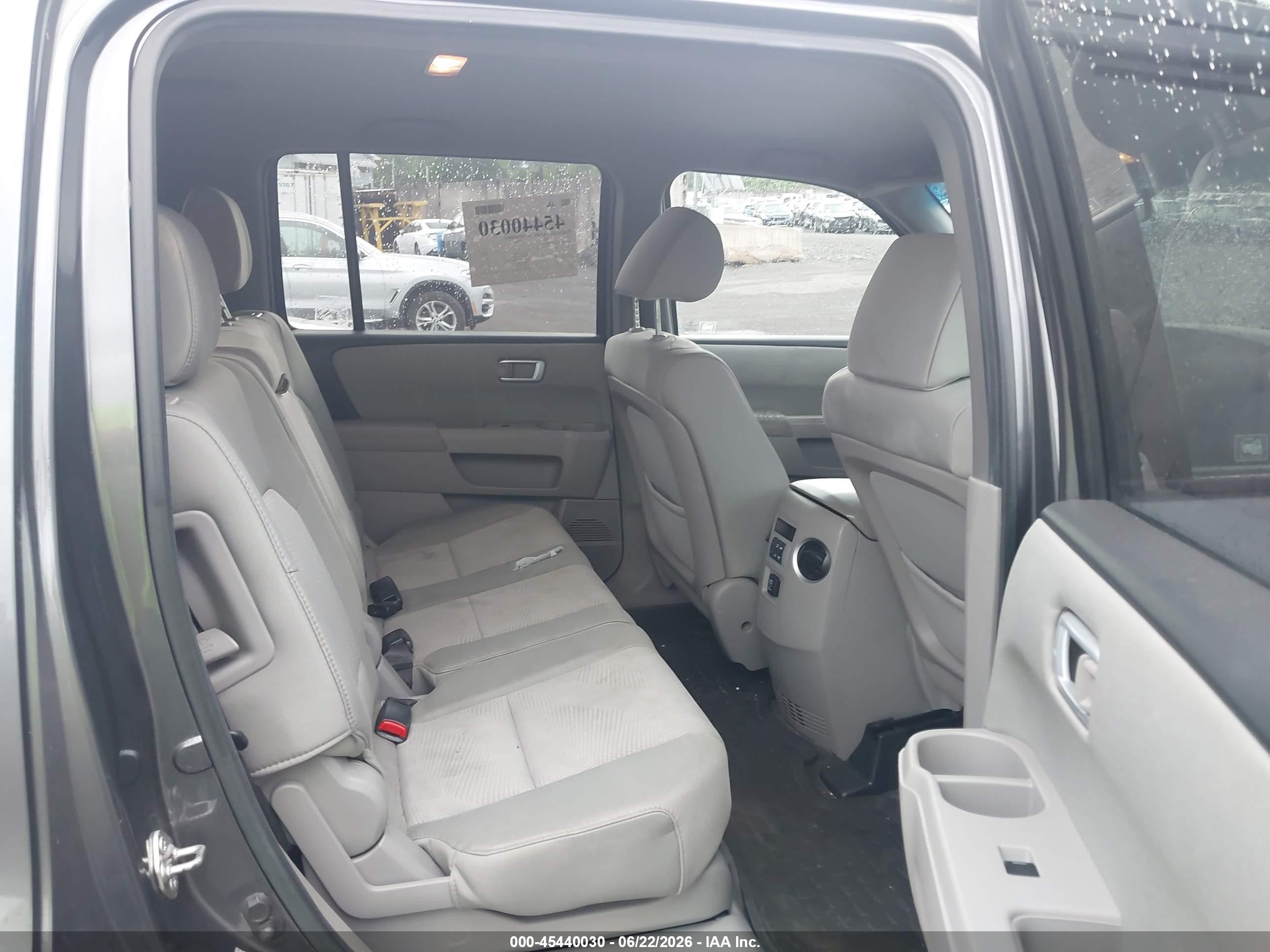 2012 Honda Pilot Lx Gray vin: 5FNYF4H26CB085771