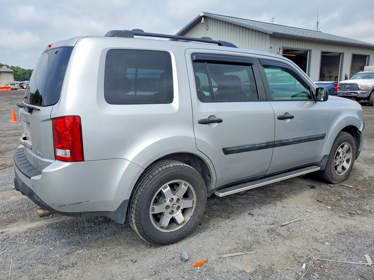2015 Honda Pilot Lx Silver vin: 5FNYF4H27FB021954