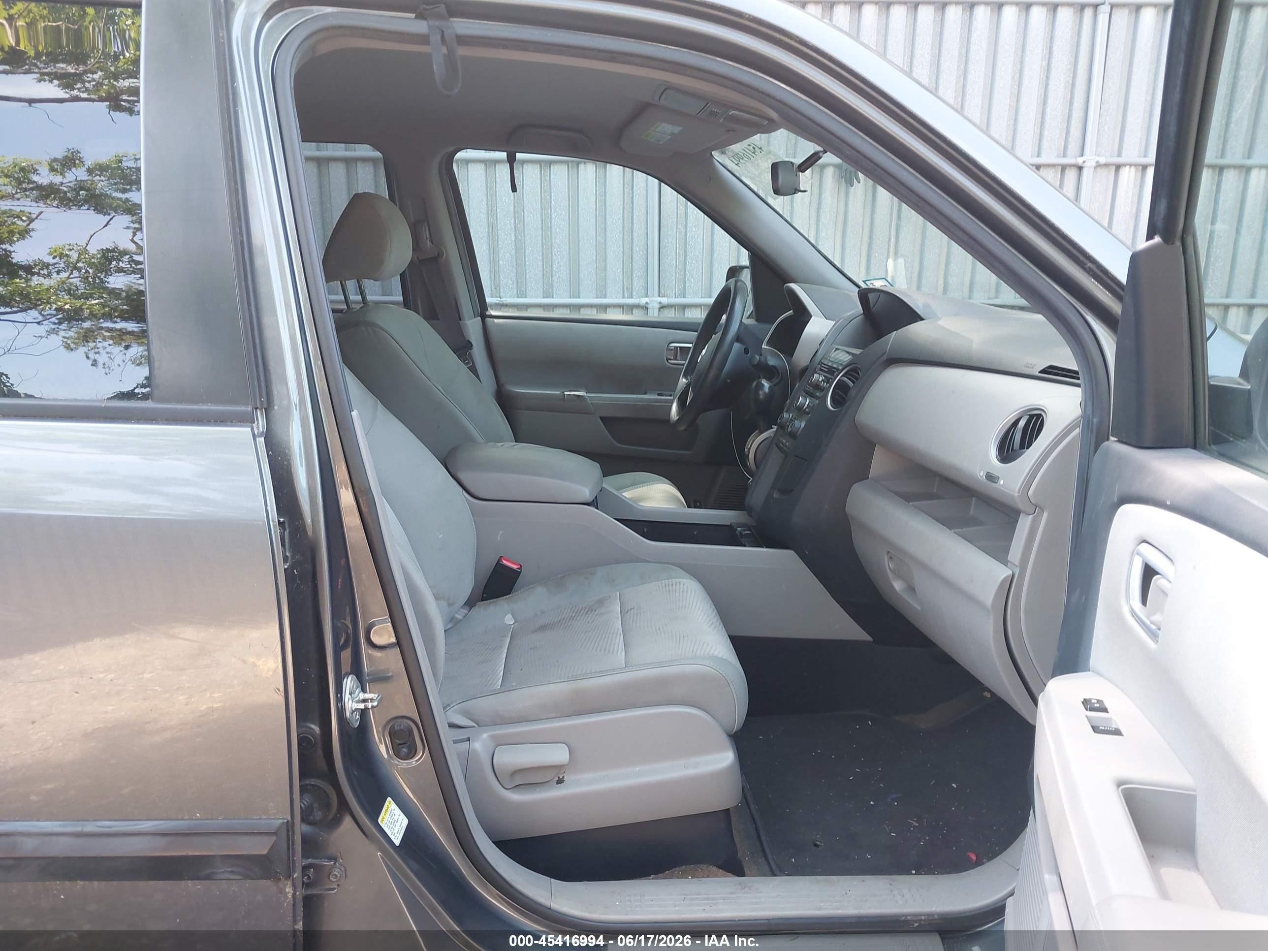 2013 Honda Pilot Lx Gray vin: 5FNYF4H28DB062199