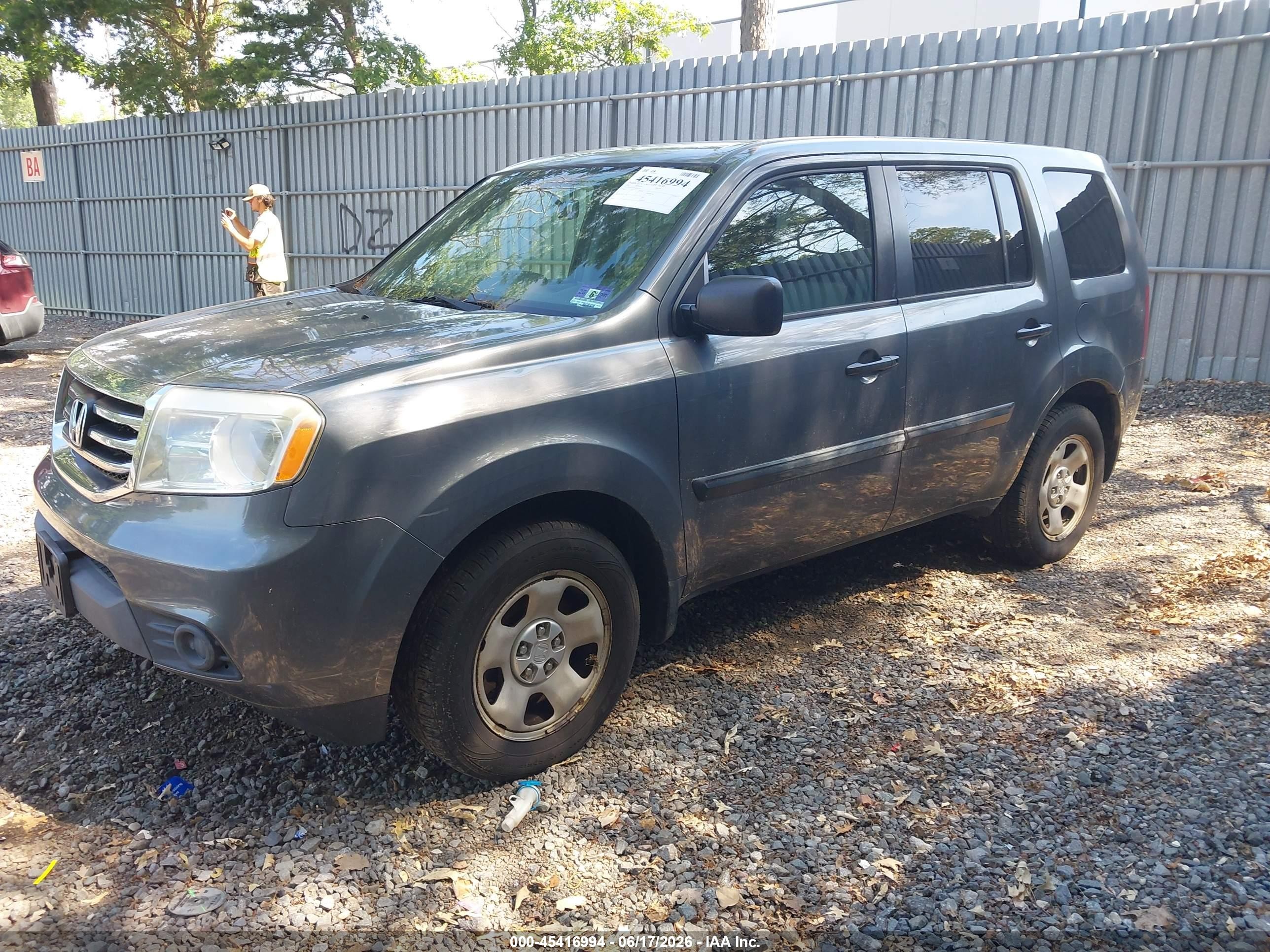 2013 Honda Pilot Lx Gray vin: 5FNYF4H28DB062199