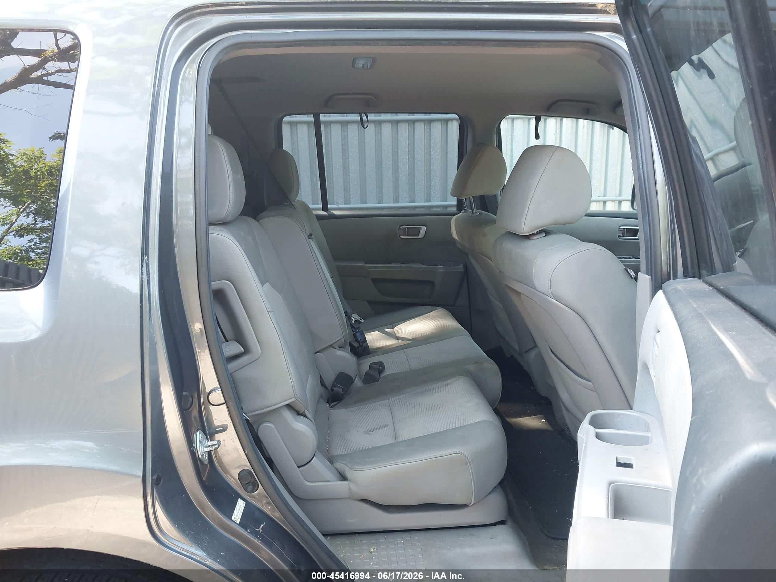 2013 Honda Pilot Lx Gray vin: 5FNYF4H28DB062199