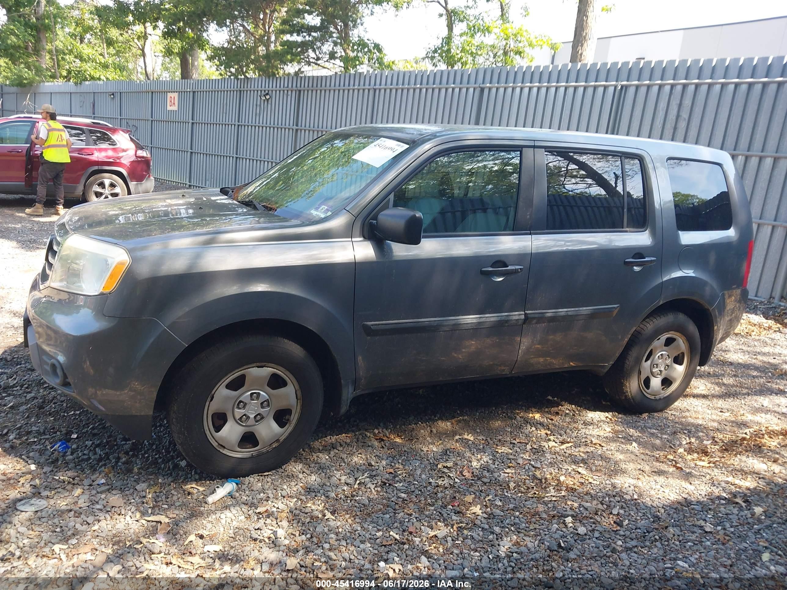 2013 Honda Pilot Lx Gray vin: 5FNYF4H28DB062199