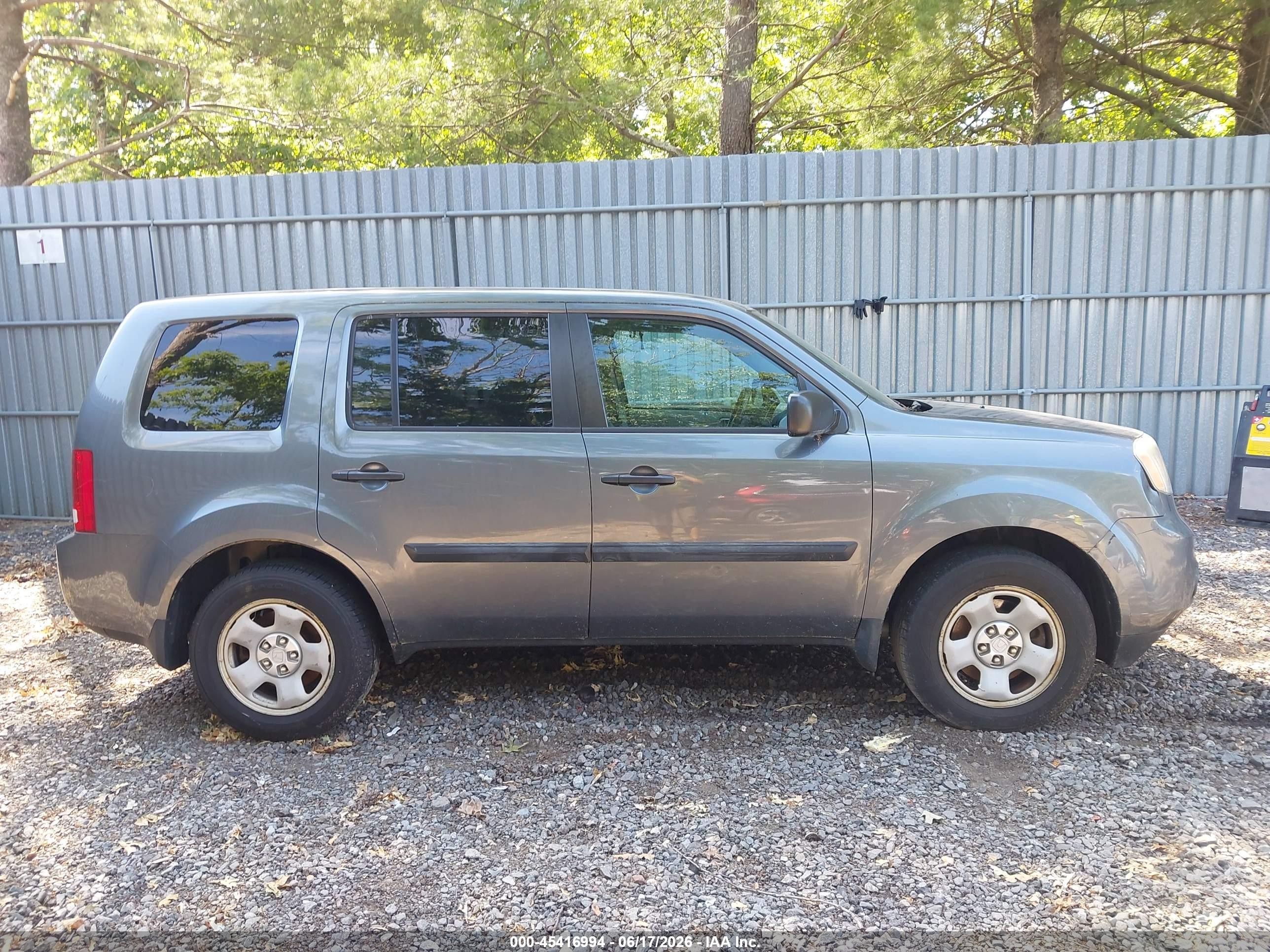 2013 Honda Pilot Lx Gray vin: 5FNYF4H28DB062199