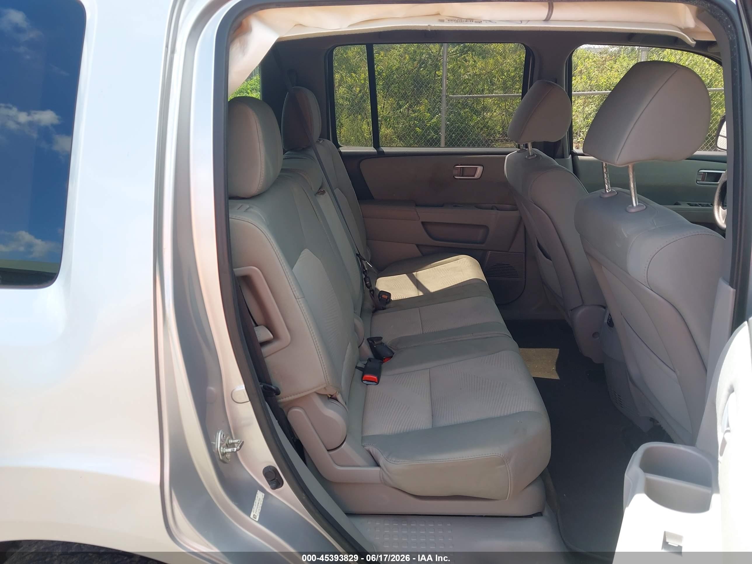 2013 Honda Pilot Lx Silver vin: 5FNYF4H28DB079293