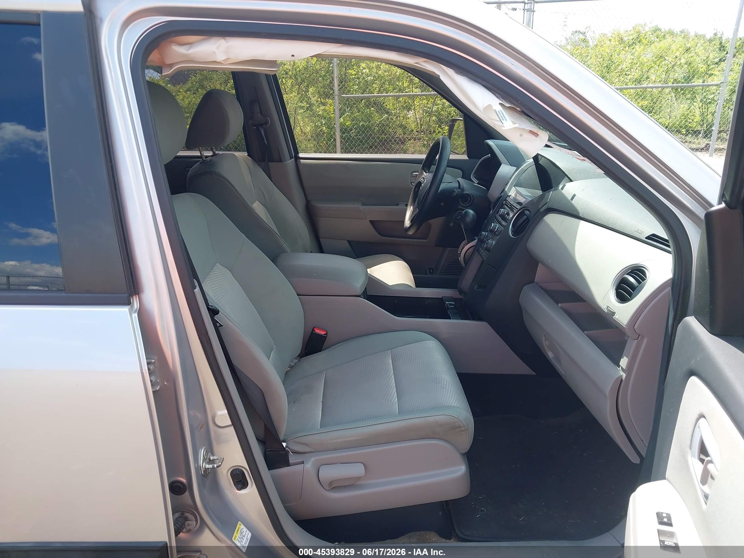 2013 Honda Pilot Lx Silver vin: 5FNYF4H28DB079293