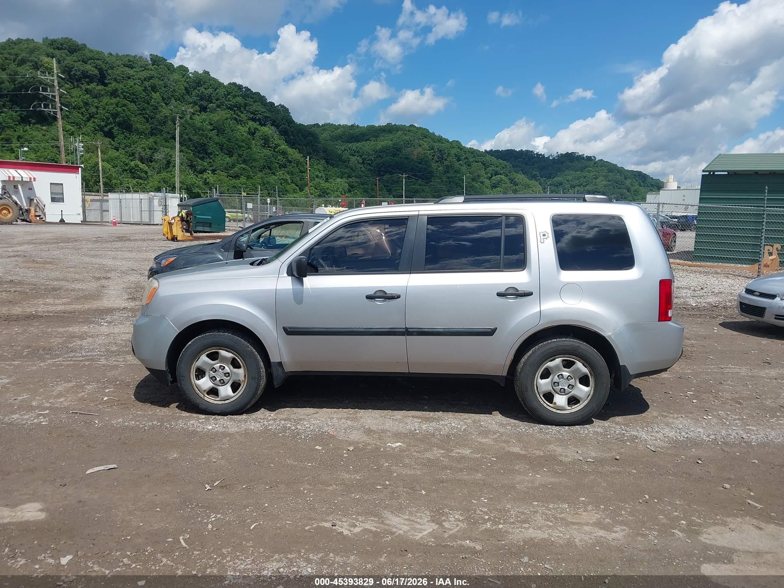 2013 Honda Pilot Lx Silver vin: 5FNYF4H28DB079293