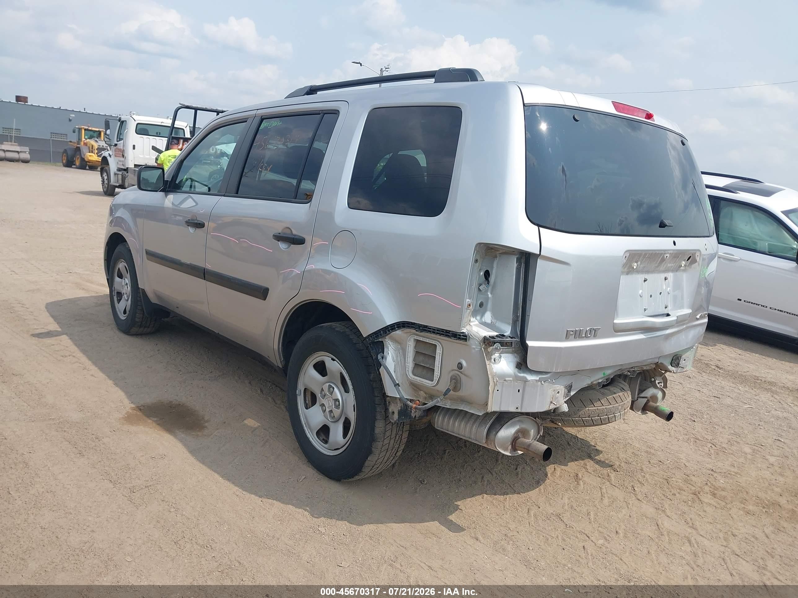 2015 Honda Pilot Lx Серебряный vin: 5FNYF4H28FB013572
