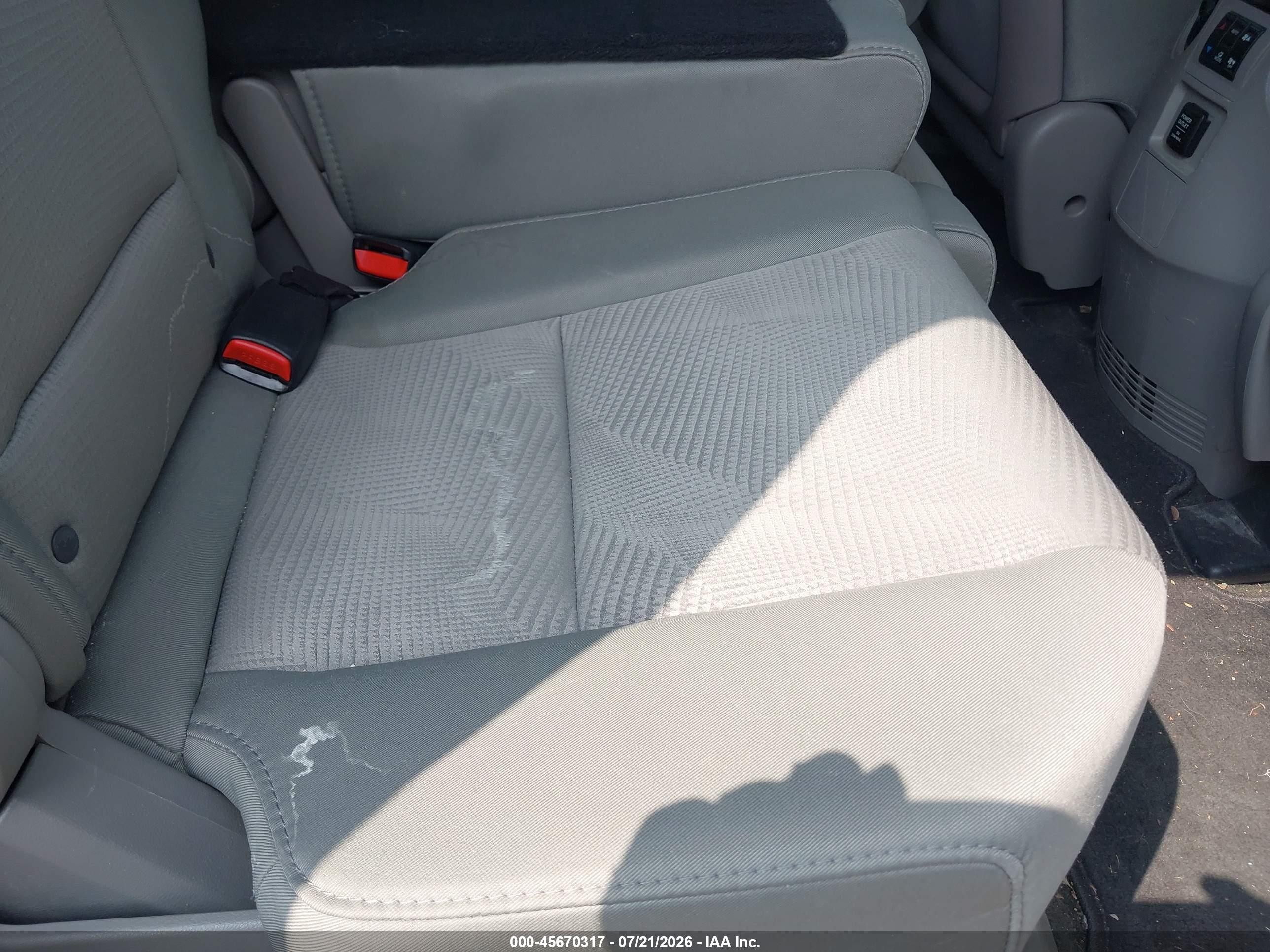2015 Honda Pilot Lx Серебряный vin: 5FNYF4H28FB013572