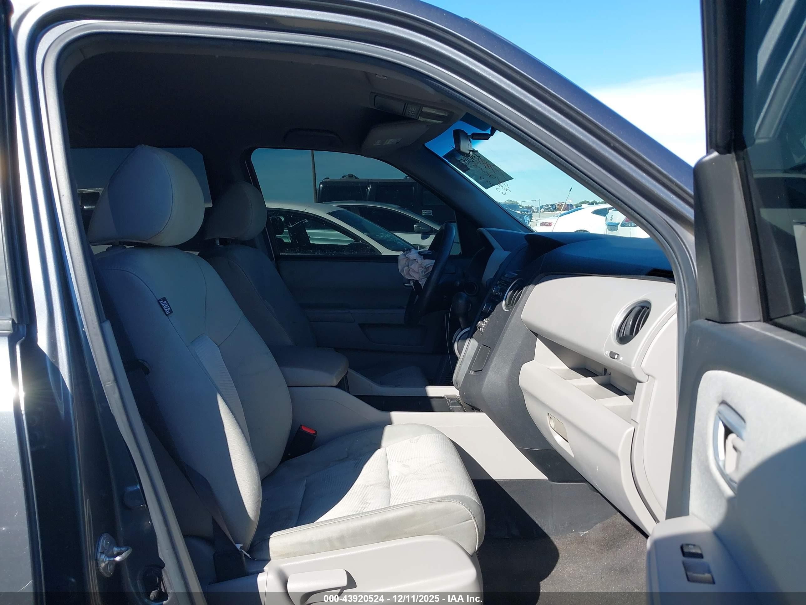 2012 Honda Pilot Lx Gray vin: 5FNYF4H29CB036743