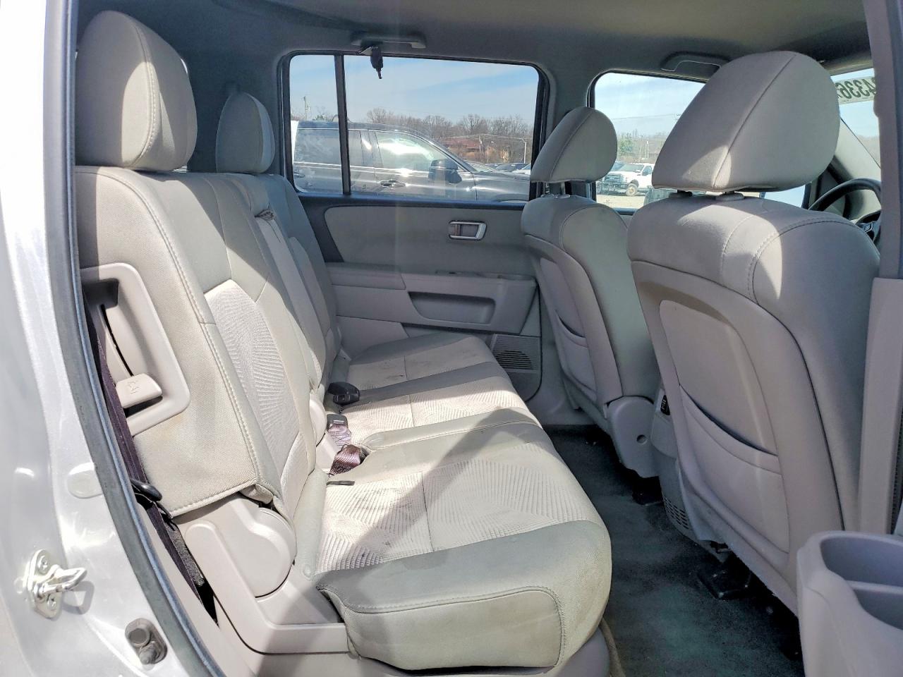 2013 Honda Pilot Lx Silver vin: 5FNYF4H29DB038834