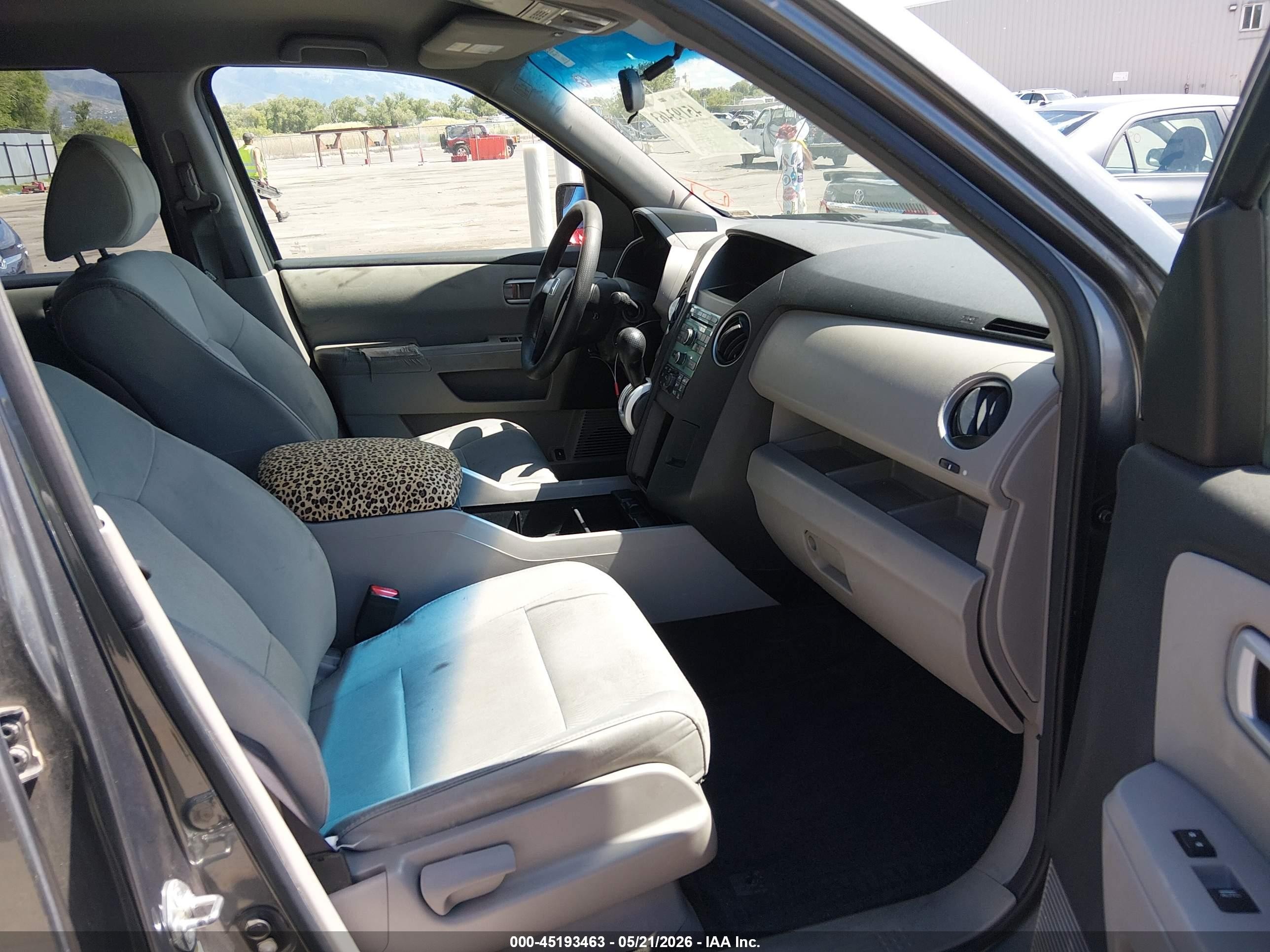 2010 Honda Pilot Lx Gray vin: 5FNYF4H2XAB037428