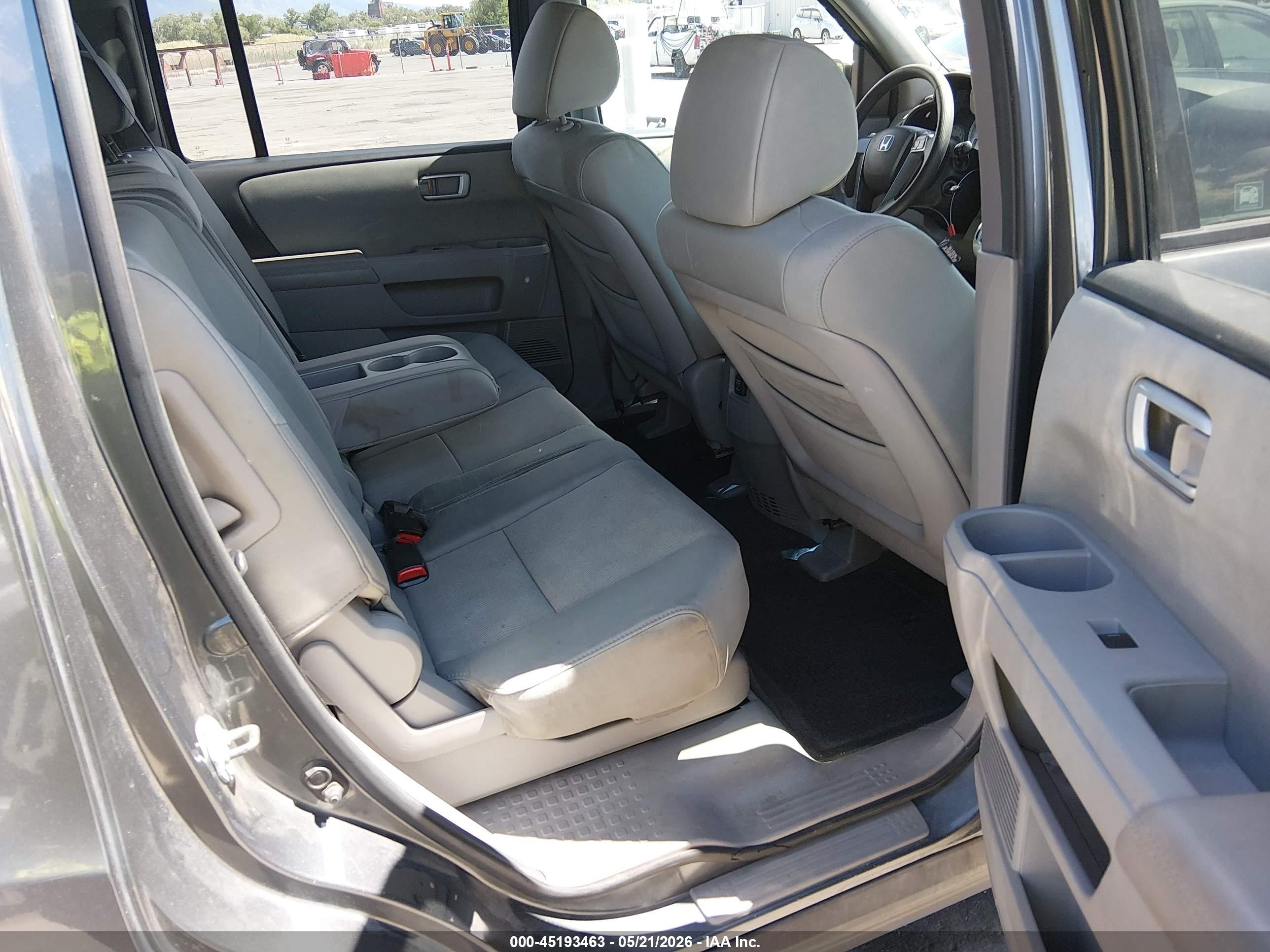 2010 Honda Pilot Lx Gray vin: 5FNYF4H2XAB037428