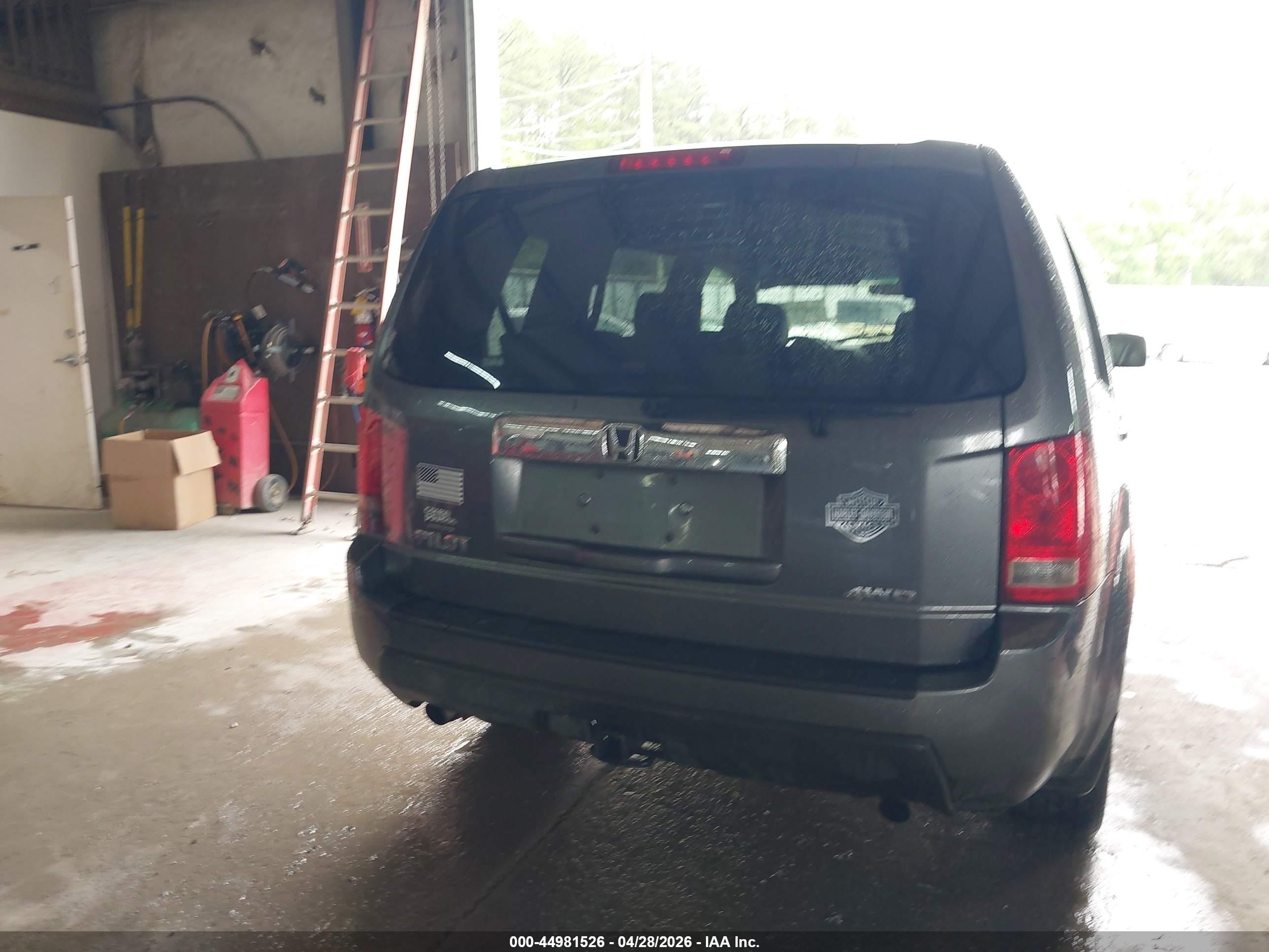 2011 Honda Pilot Lx Gray vin: 5FNYF4H2XBB051878