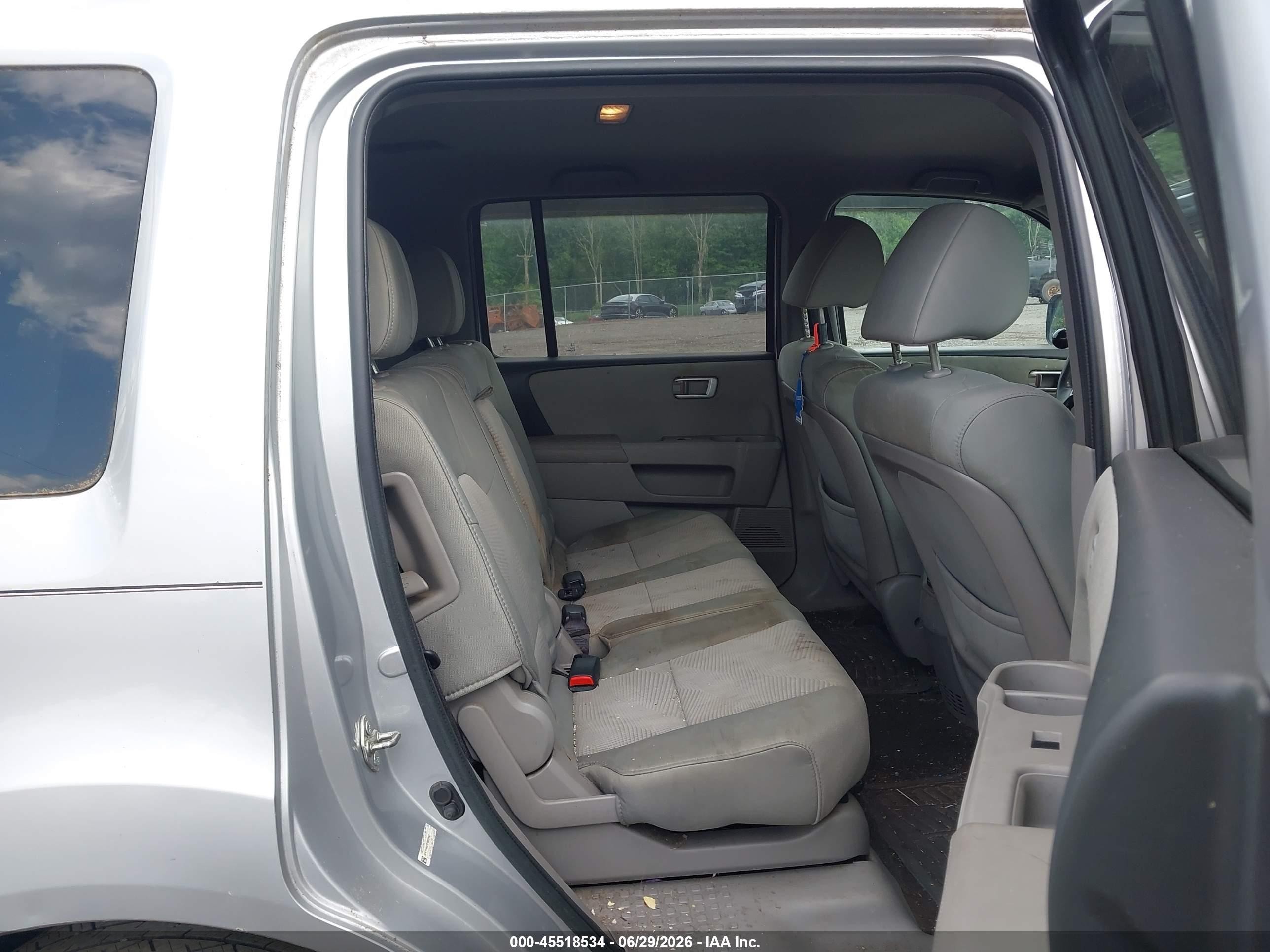 2015 Honda Pilot Lx Silver vin: 5FNYF4H2XFB020667