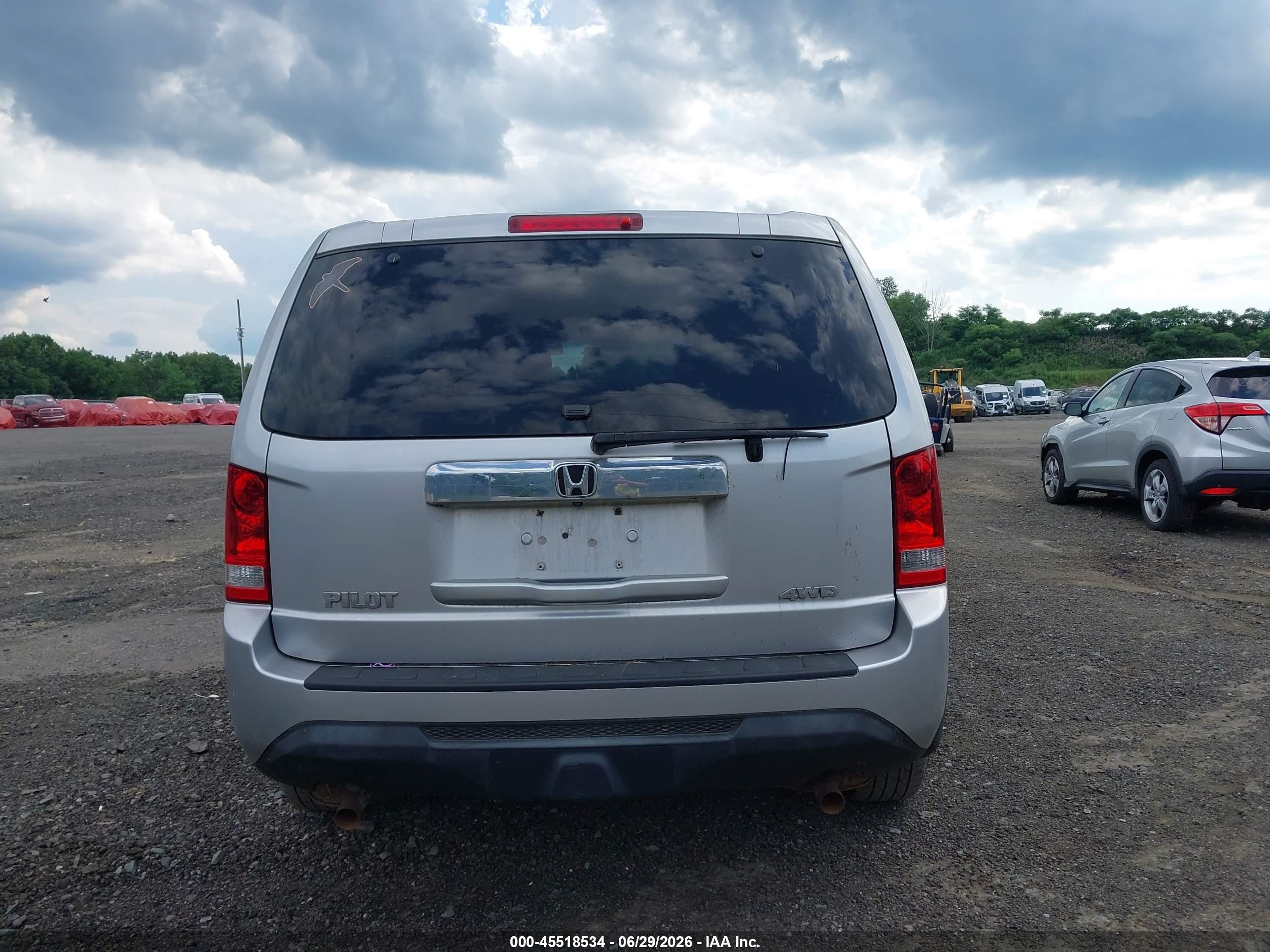 2015 Honda Pilot Lx Silver vin: 5FNYF4H2XFB020667