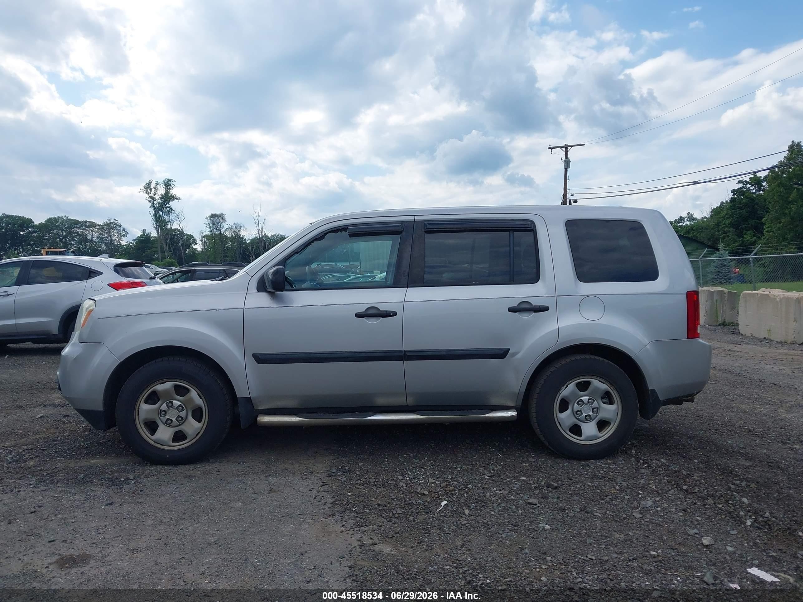 2015 Honda Pilot Lx Silver vin: 5FNYF4H2XFB020667