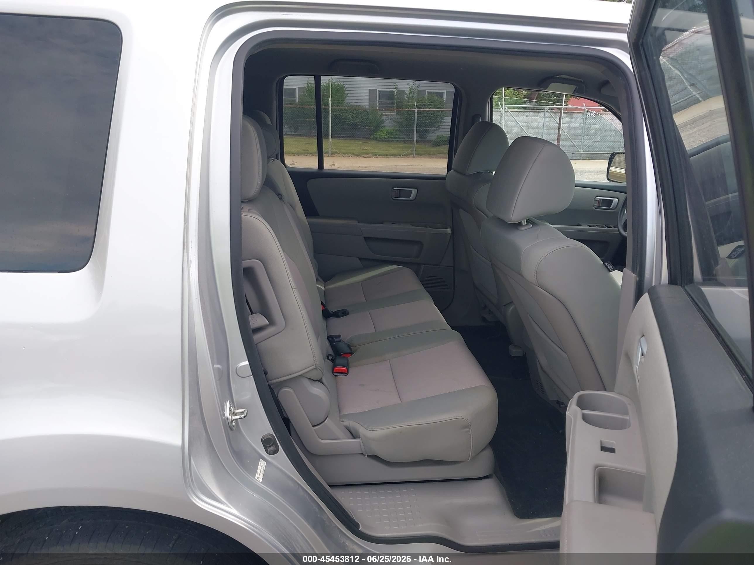 2014 Honda Pilot Ex Серебряный vin: 5FNYF4H49EB003374
