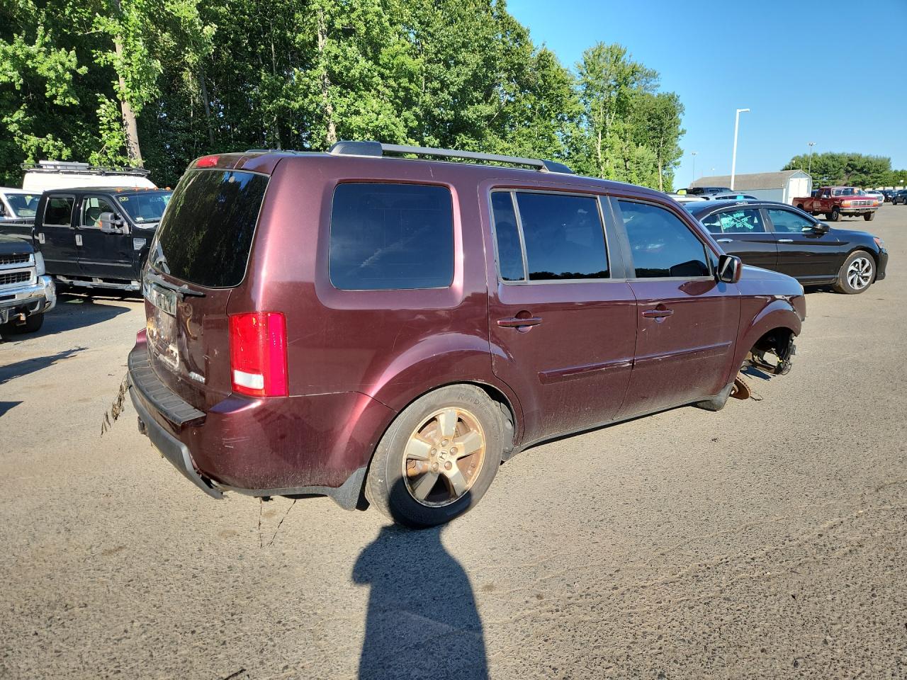 2011 Honda Pilot Exl Maroon vin: 5FNYF4H59BB071517 Damage: Right Qtr Panel, Heavy Scratch, > 12 Inches