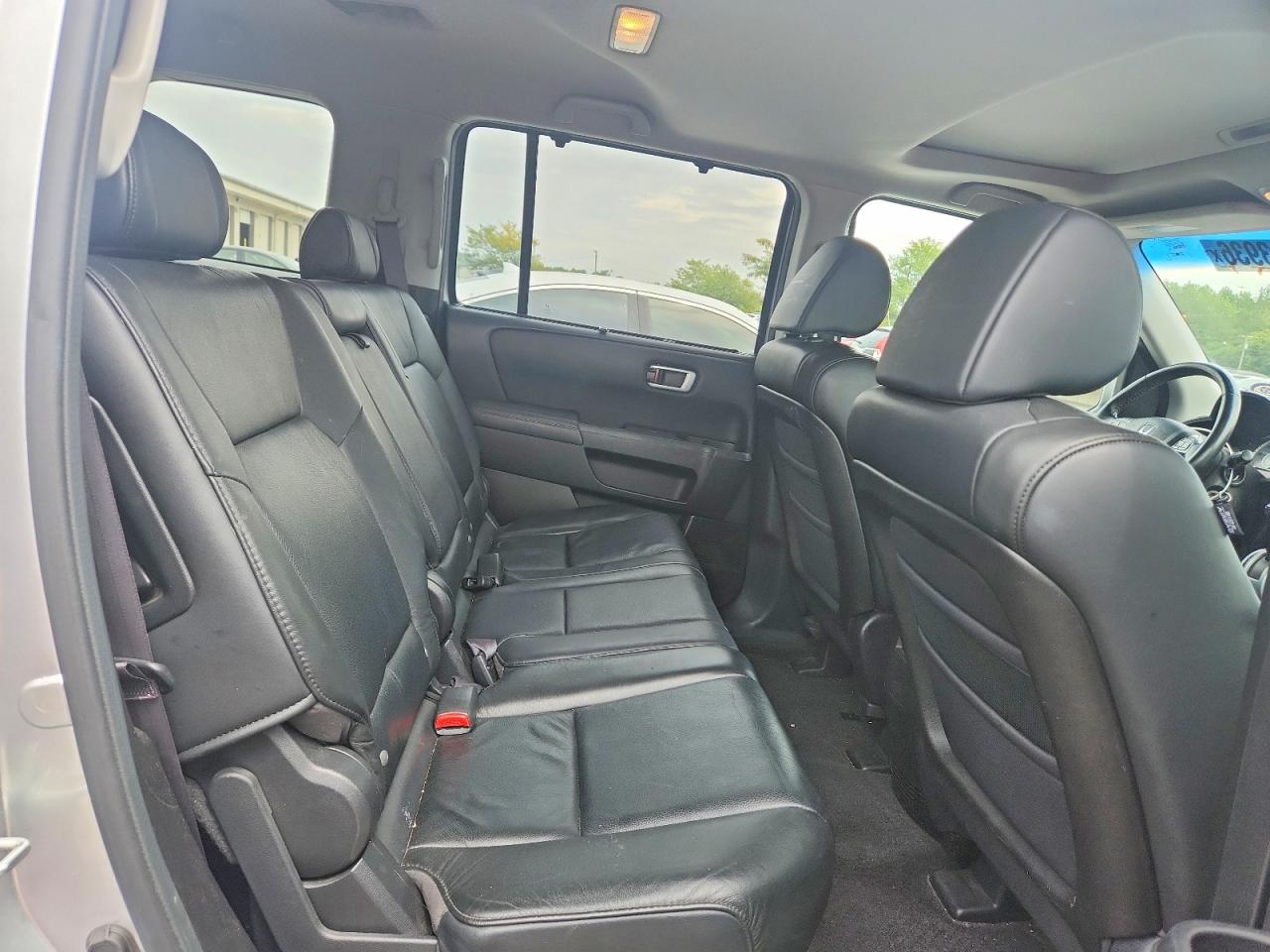 2010 Honda Pilot Touring Silver vin: 5FNYF4H8XAB040673