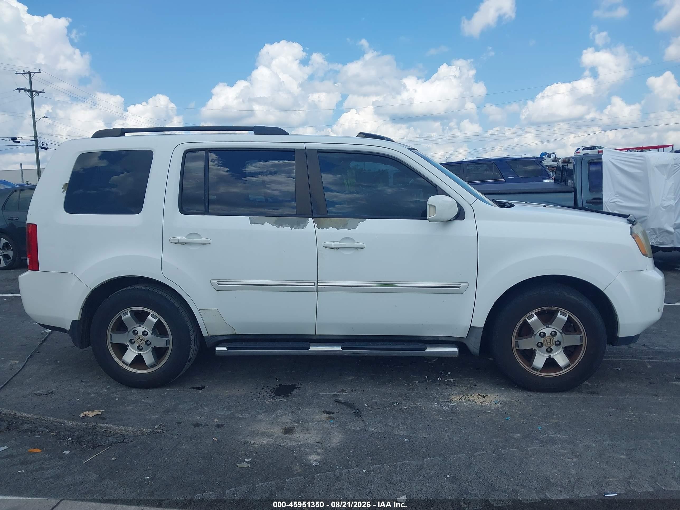 2010 Honda Pilot Touring White vin: 5FNYF4H90AB004788