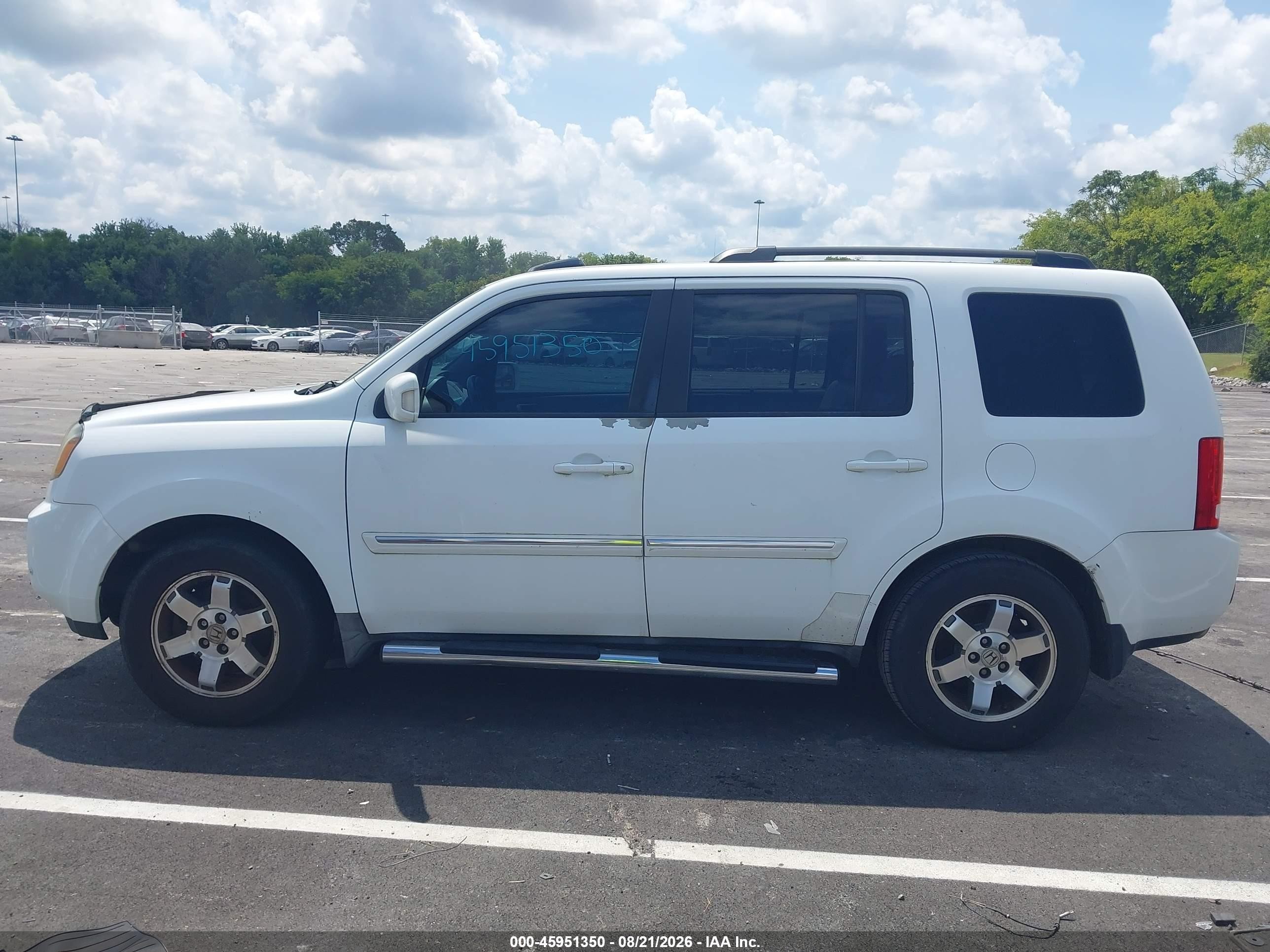 2010 Honda Pilot Touring White vin: 5FNYF4H90AB004788