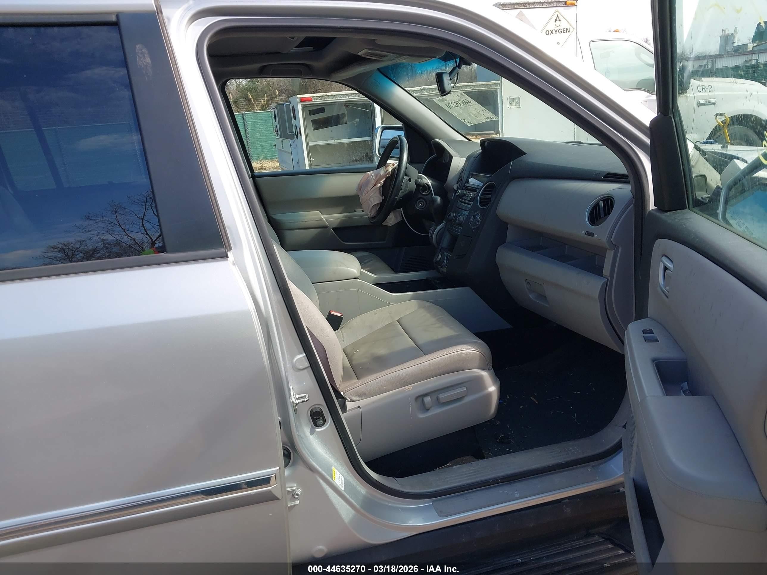 2014 Honda Pilot Touring Silver vin: 5FNYF4H90EB038543