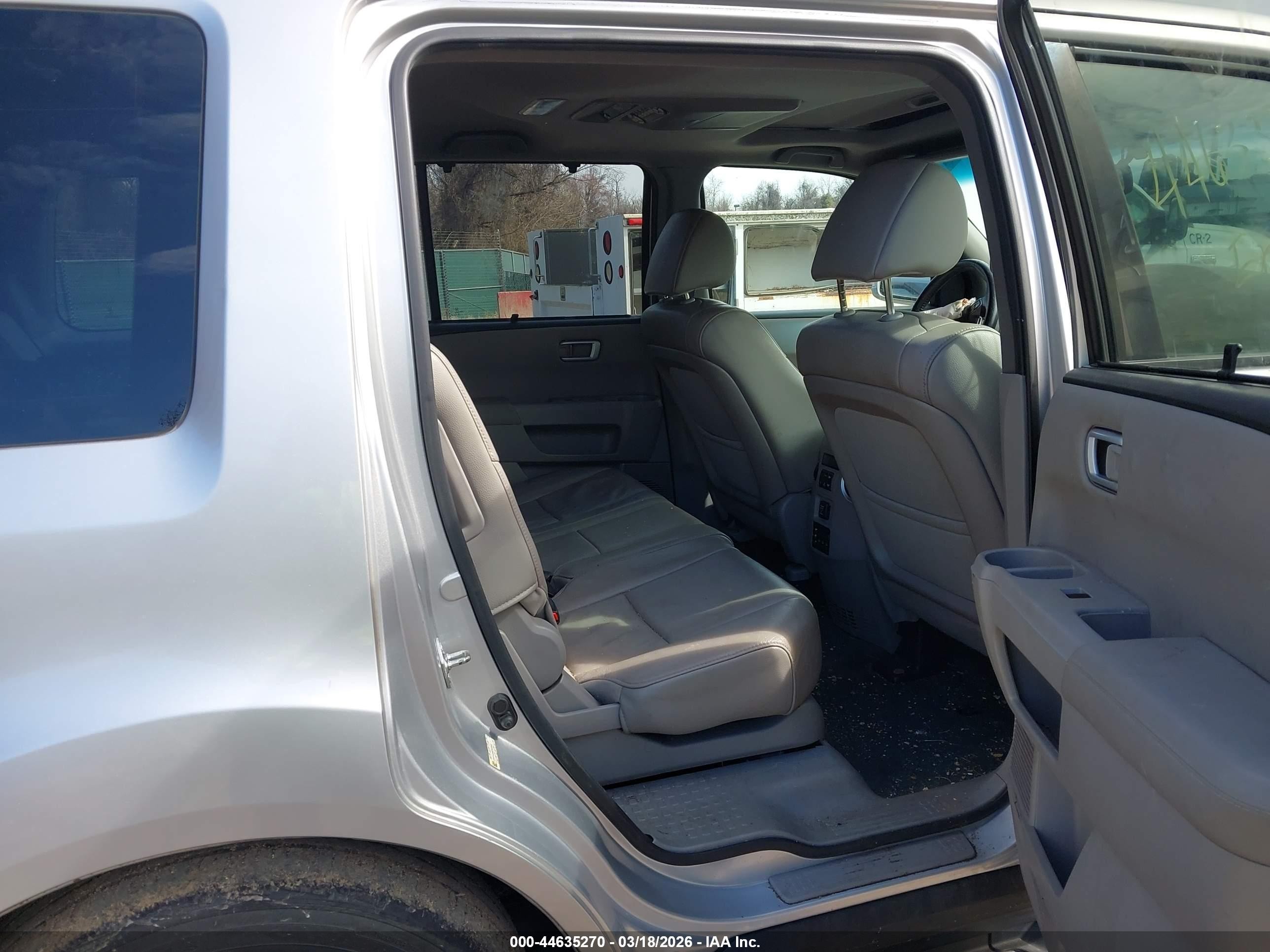 2014 Honda Pilot Touring Silver vin: 5FNYF4H90EB038543