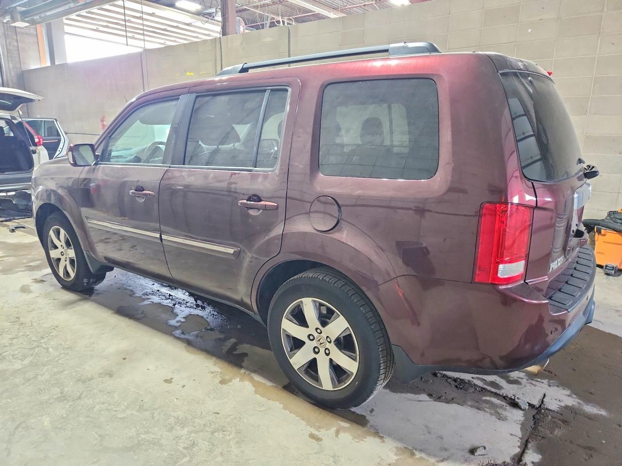 2015 Honda Pilot Touring Red vin: 5FNYF4H90FB066425