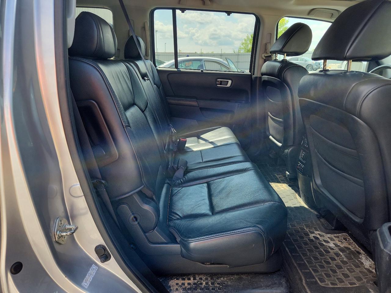 2010 Honda Pilot Touring Silver vin: 5FNYF4H91AB014486