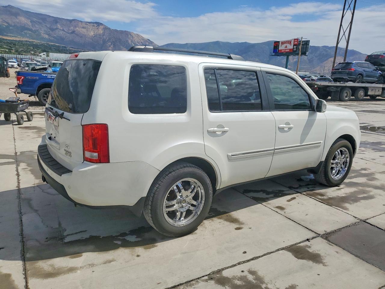 2011 Honda Pilot Touring White vin: 5FNYF4H91BB066475