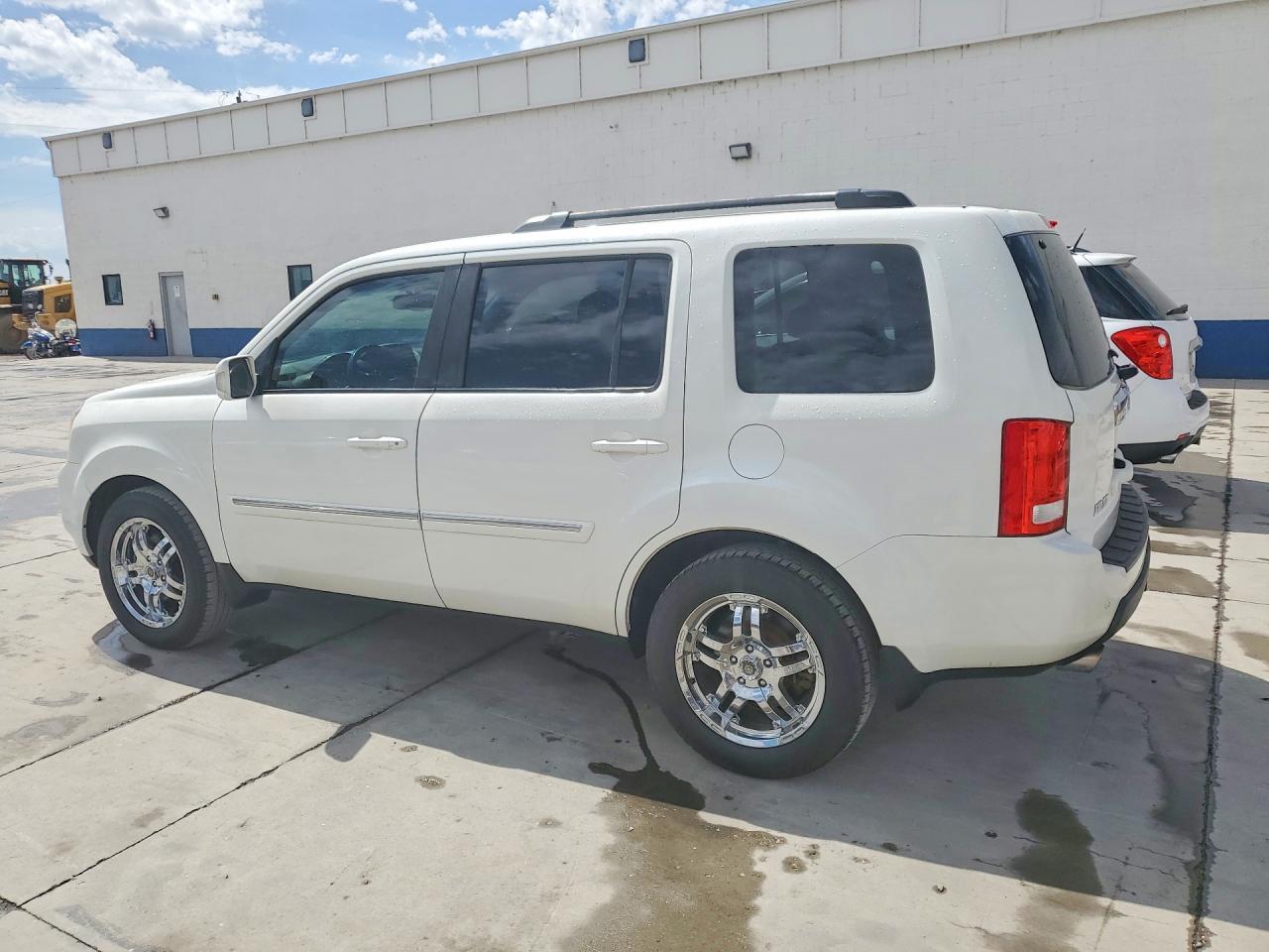 2011 Honda Pilot Touring White vin: 5FNYF4H91BB066475