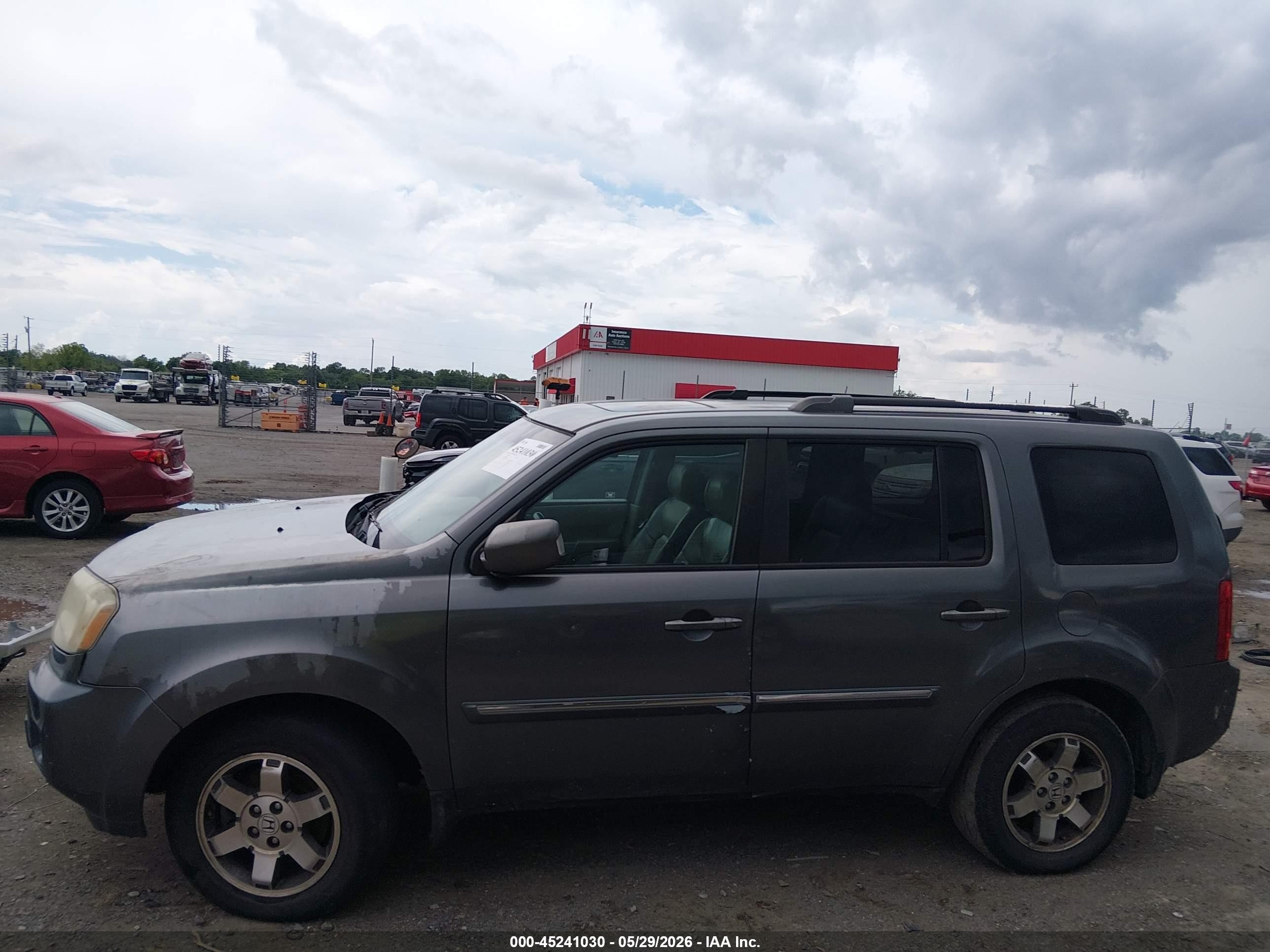 2011 Honda Pilot Touring Gray vin: 5FNYF4H91BB070218