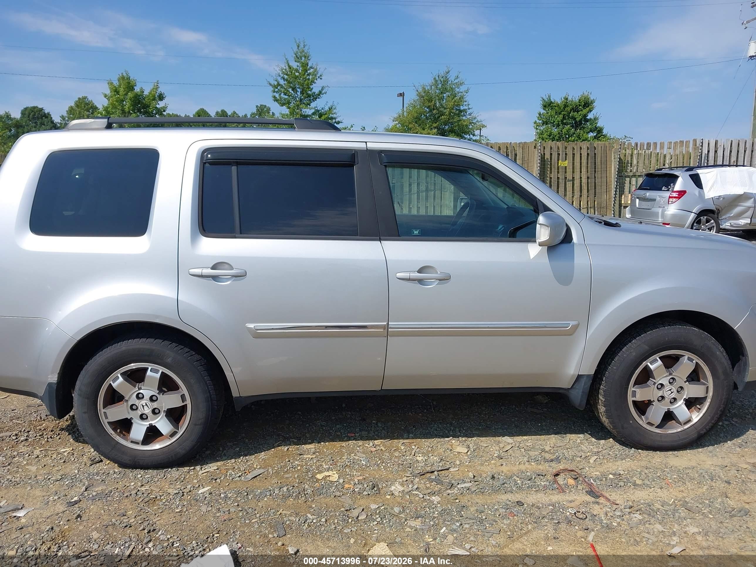 2011 Honda Pilot Touring Silver vin: 5FNYF4H91BB075354