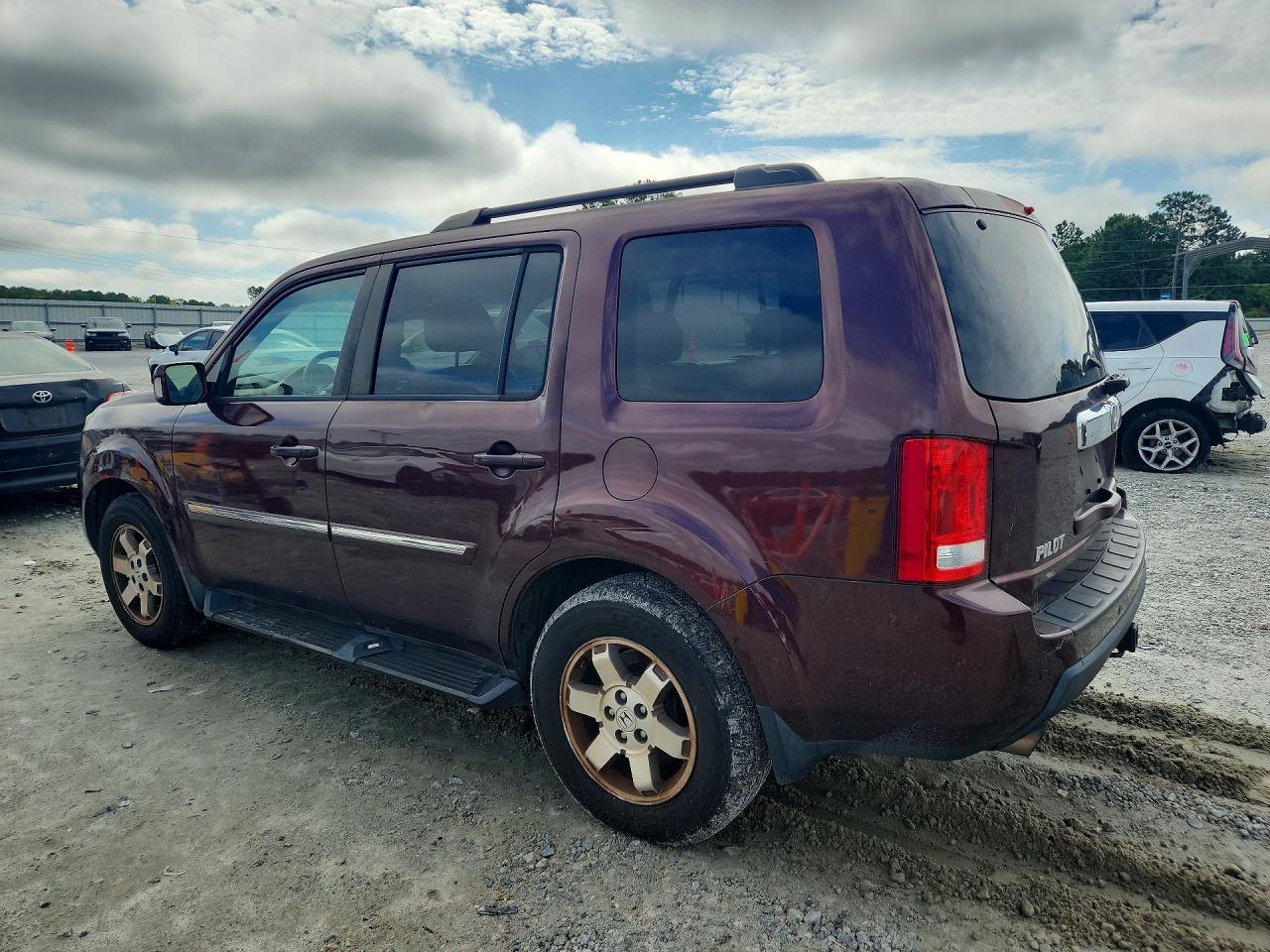 2011 Honda Pilot Touring Burgundy vin: 5FNYF4H91BB095751