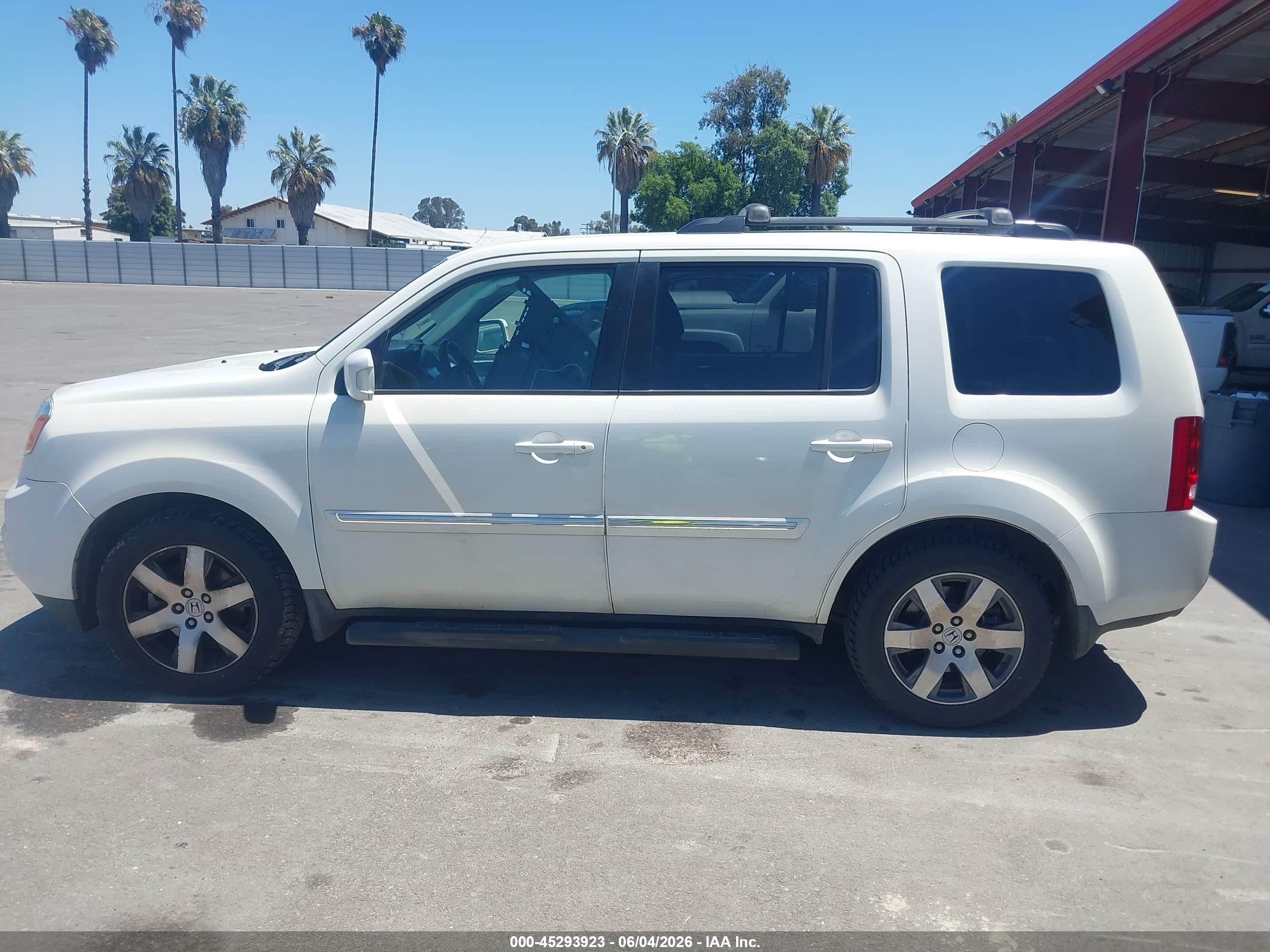 2014 Honda Pilot Touring White vin: 5FNYF4H91EB021346