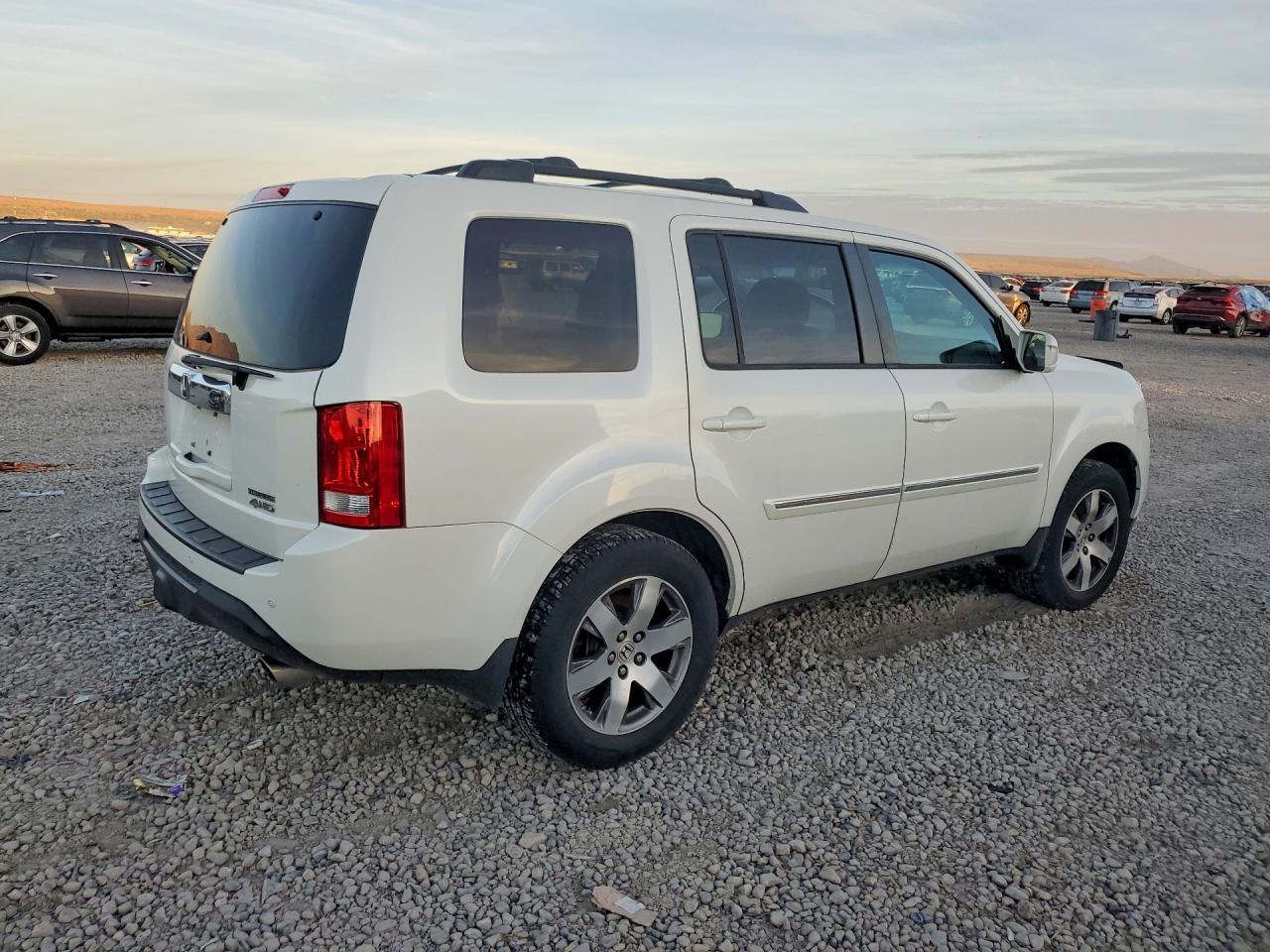 2015 Honda Pilot Touring White vin: 5FNYF4H91FB001857