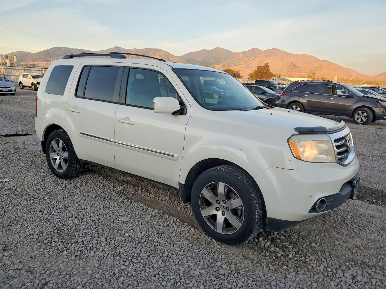 2015 Honda Pilot Touring White vin: 5FNYF4H91FB001857