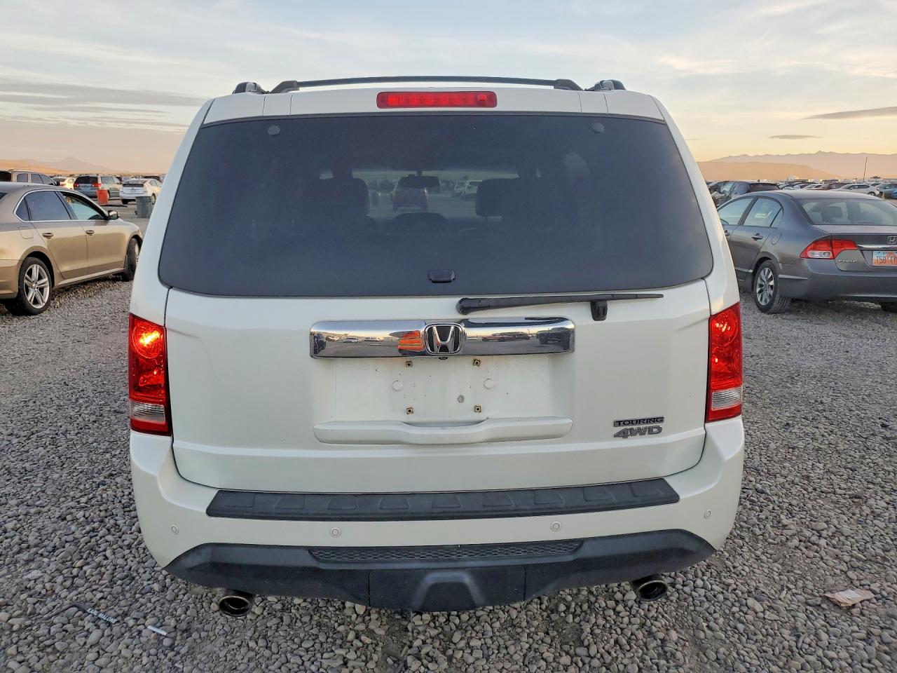 2015 Honda Pilot Touring White vin: 5FNYF4H91FB001857