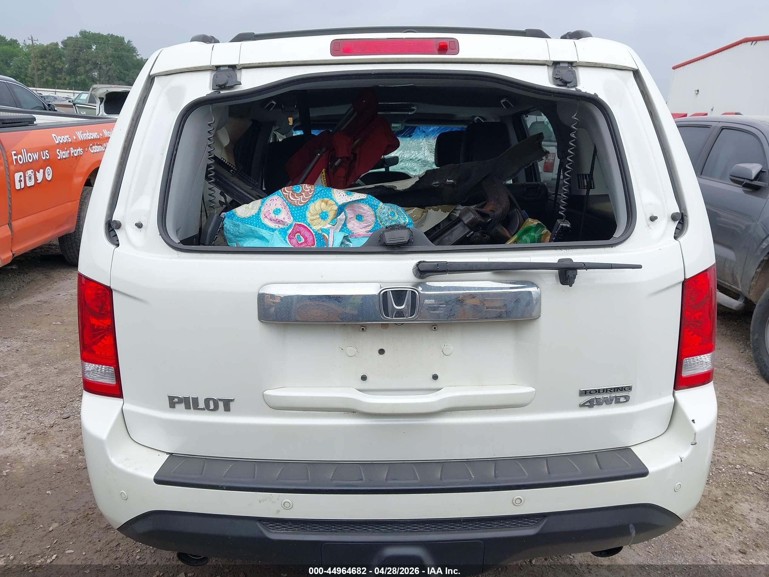 2015 Honda Pilot Touring White vin: 5FNYF4H91FB064425