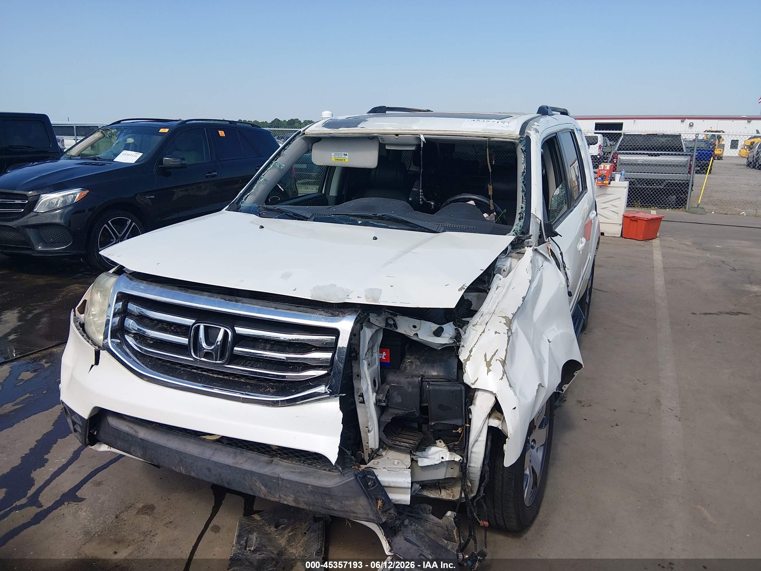 2015 Honda Pilot Touring White vin: 5FNYF4H91FB071343