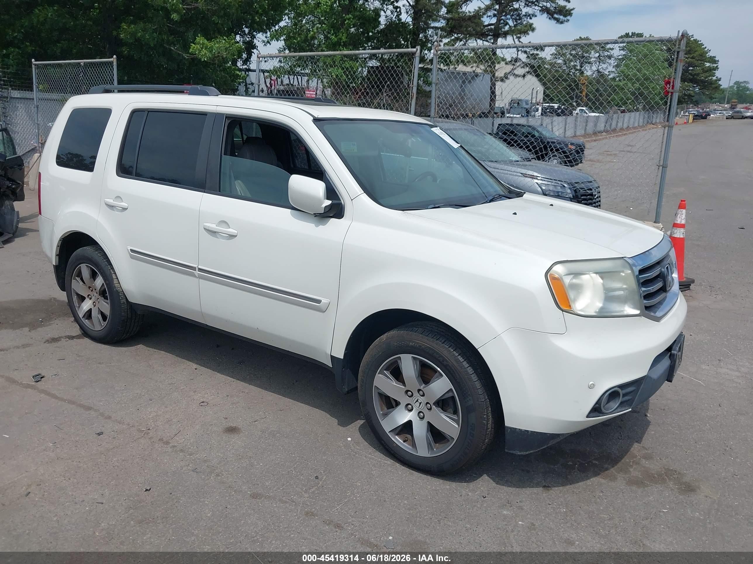 2014 Honda Pilot Touring White vin: 5FNYF4H92EB025633