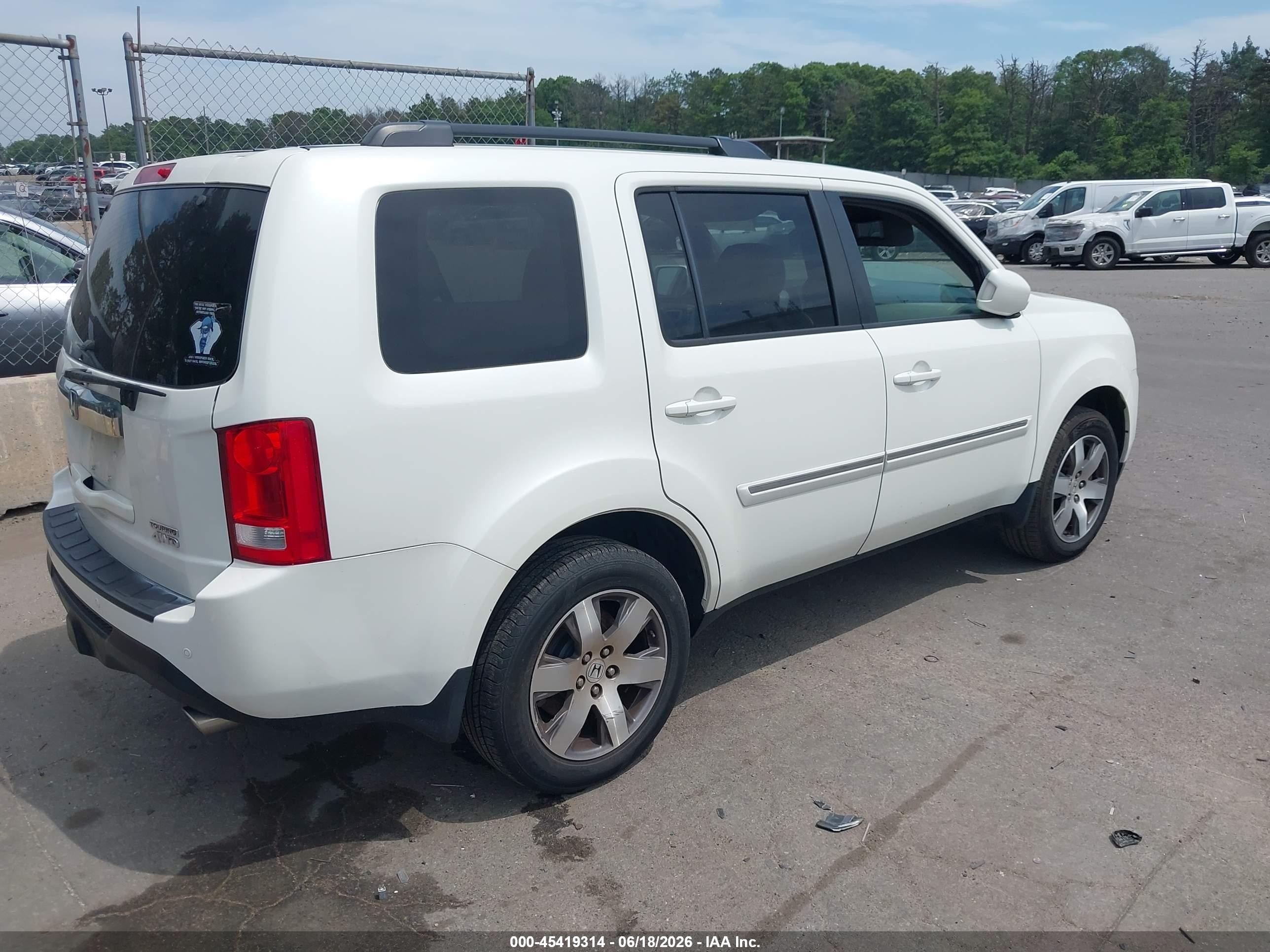2014 Honda Pilot Touring White vin: 5FNYF4H92EB025633