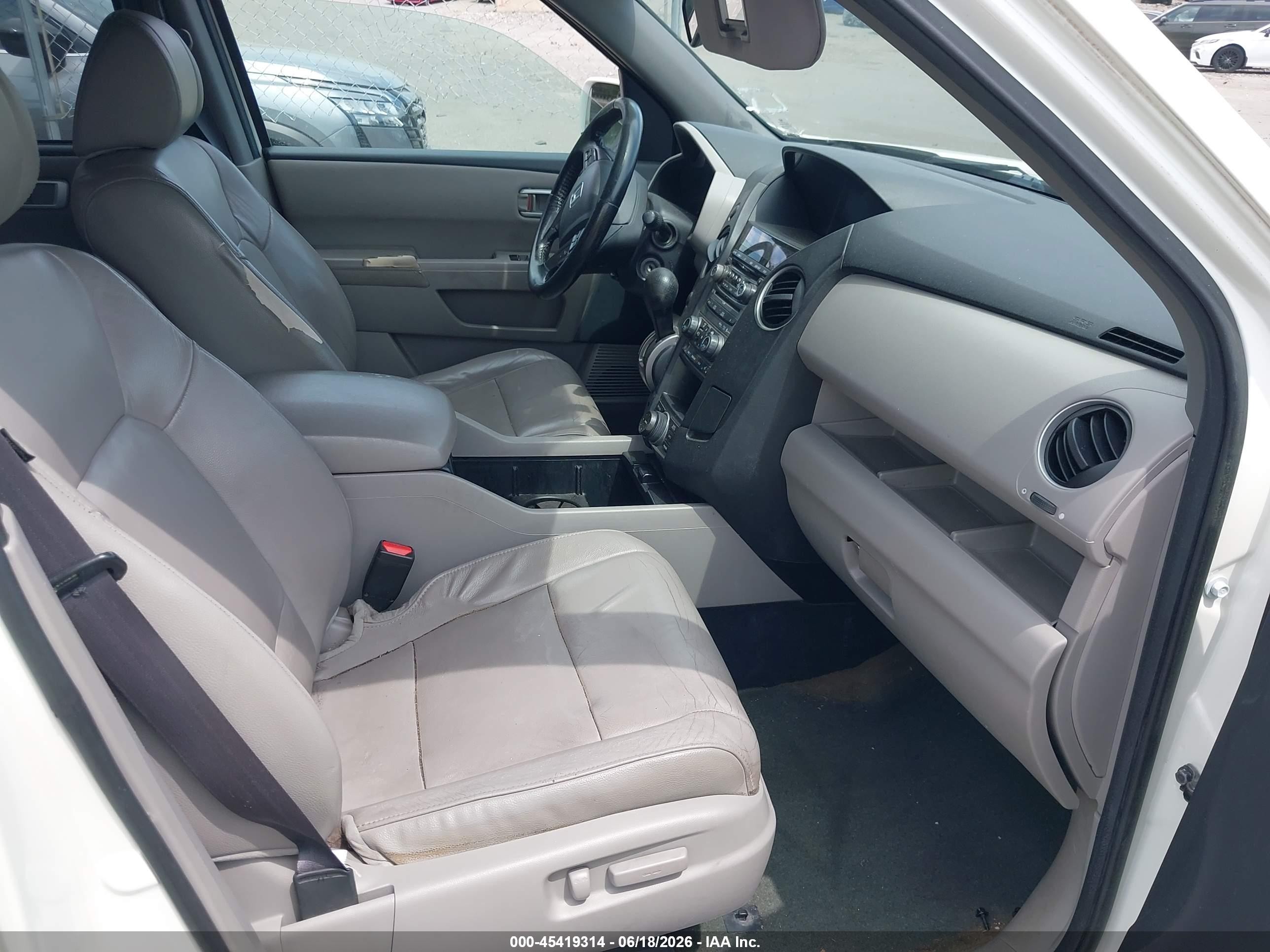 2014 Honda Pilot Touring White vin: 5FNYF4H92EB025633
