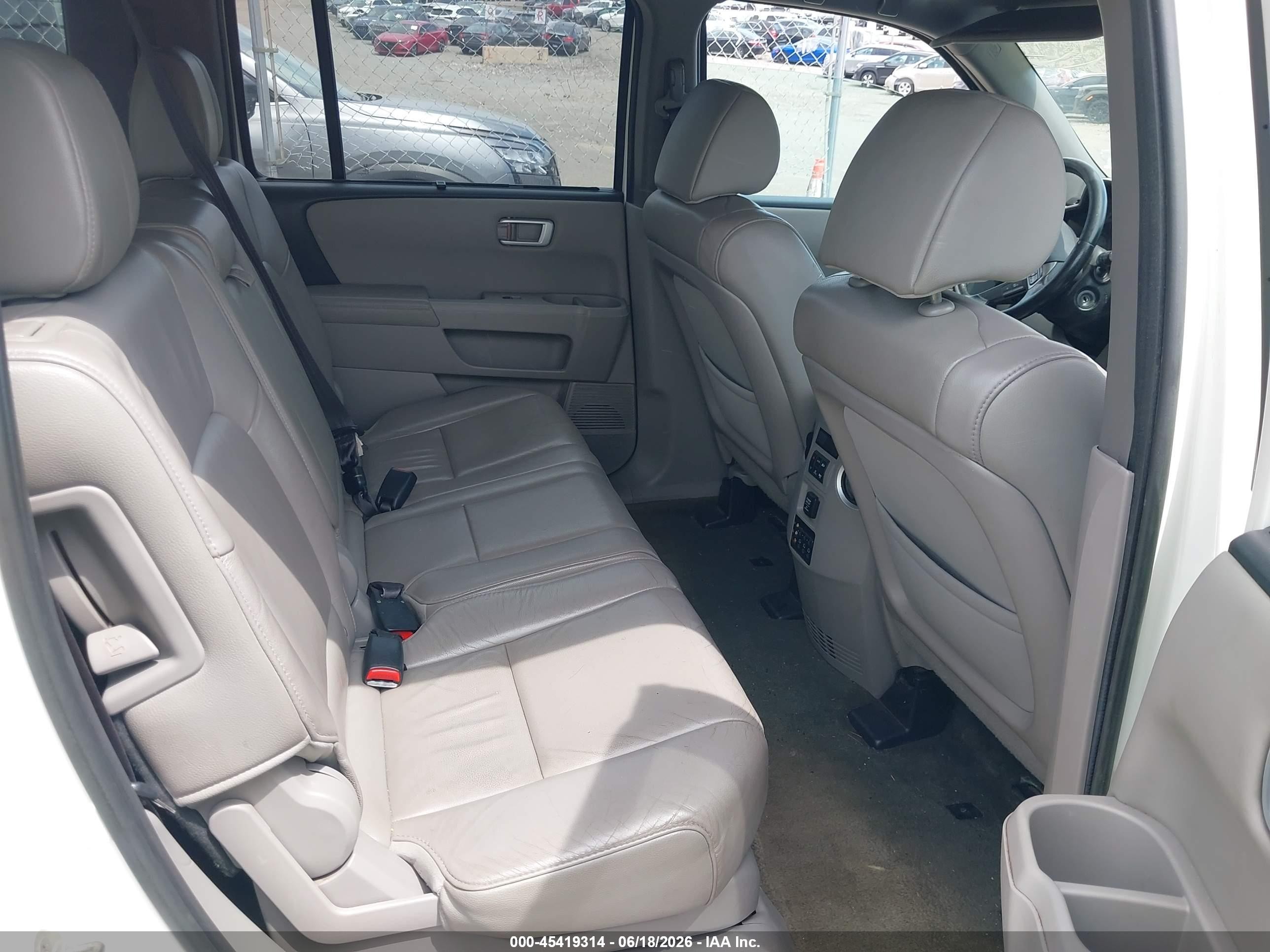 2014 Honda Pilot Touring White vin: 5FNYF4H92EB025633