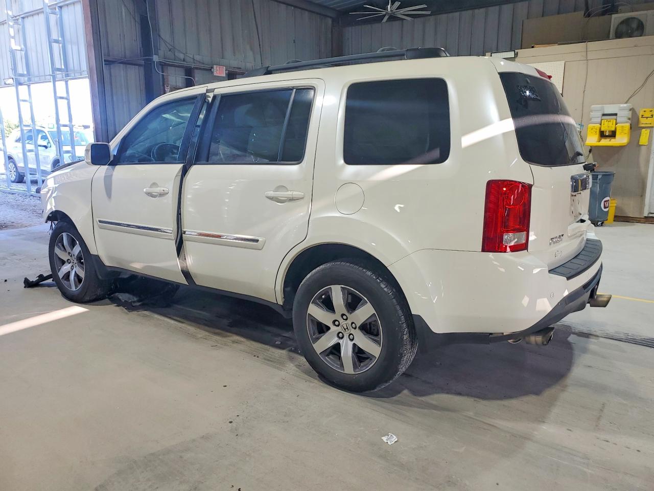 2015 Honda Pilot Touring White vin: 5FNYF4H92FB005884