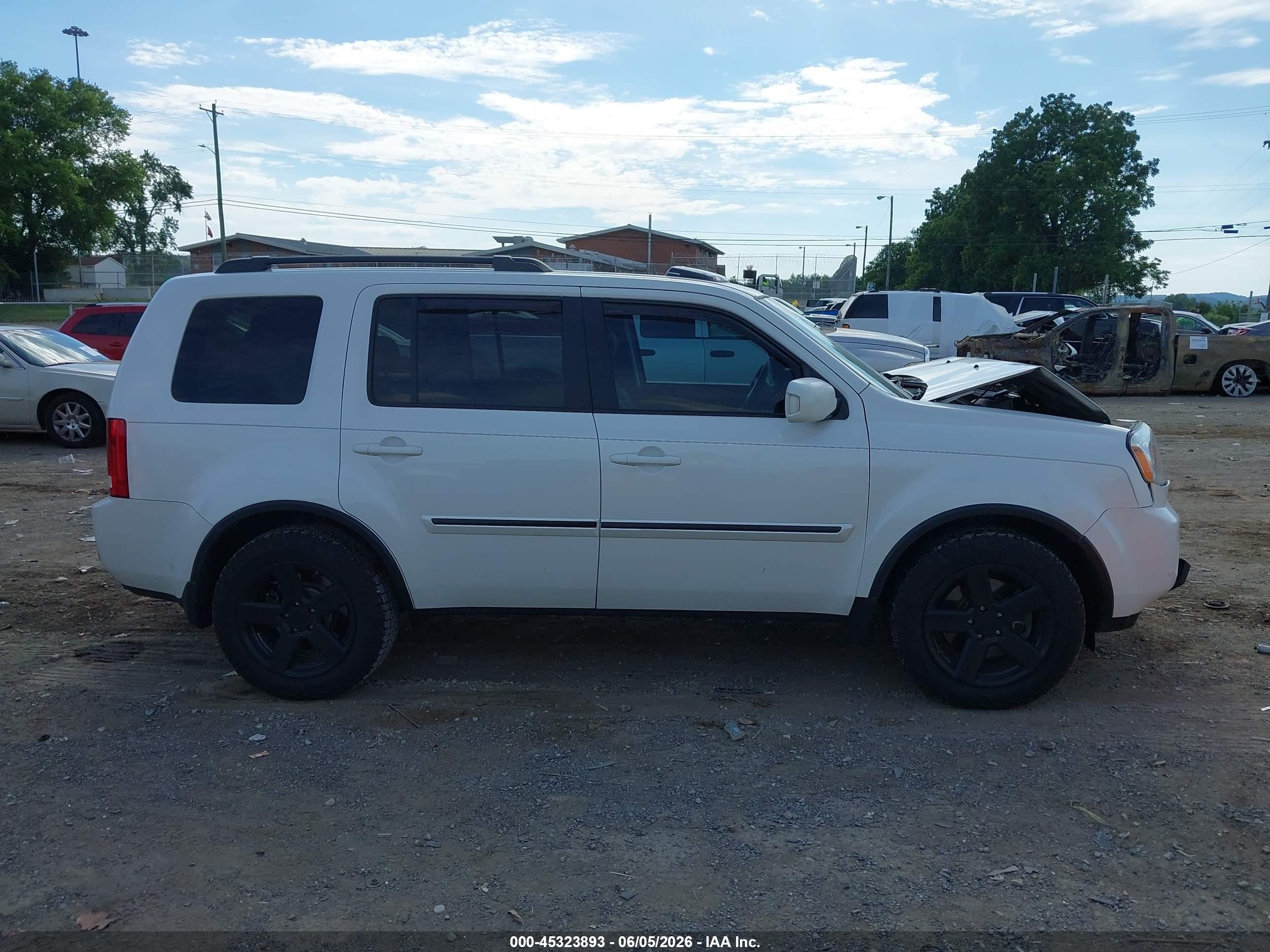 2011 Honda Pilot Touring White vin: 5FNYF4H93BB005239