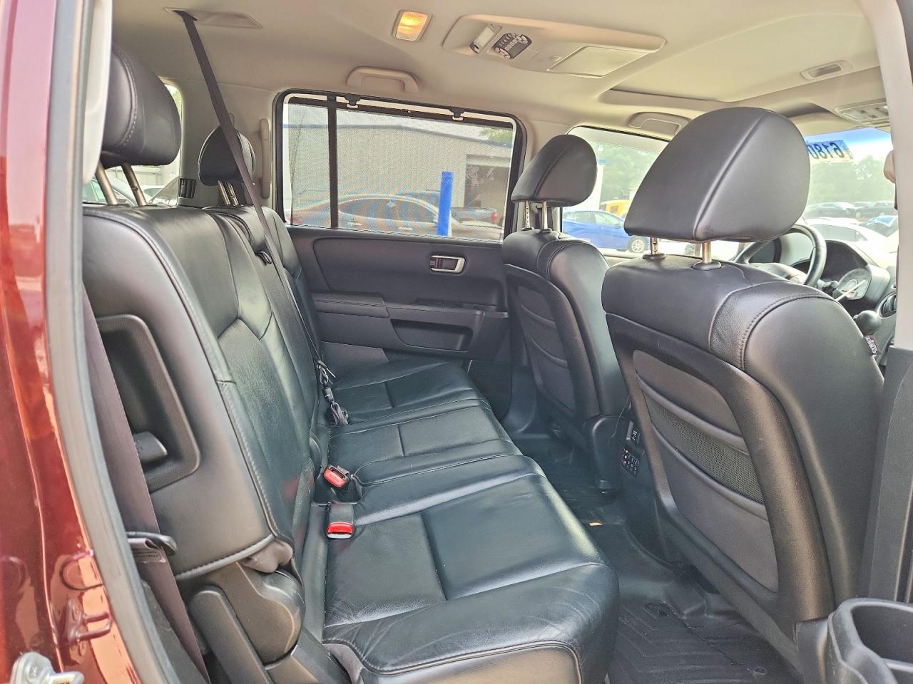 2011 Honda Pilot Touring Burgundy vin: 5FNYF4H94BB019053