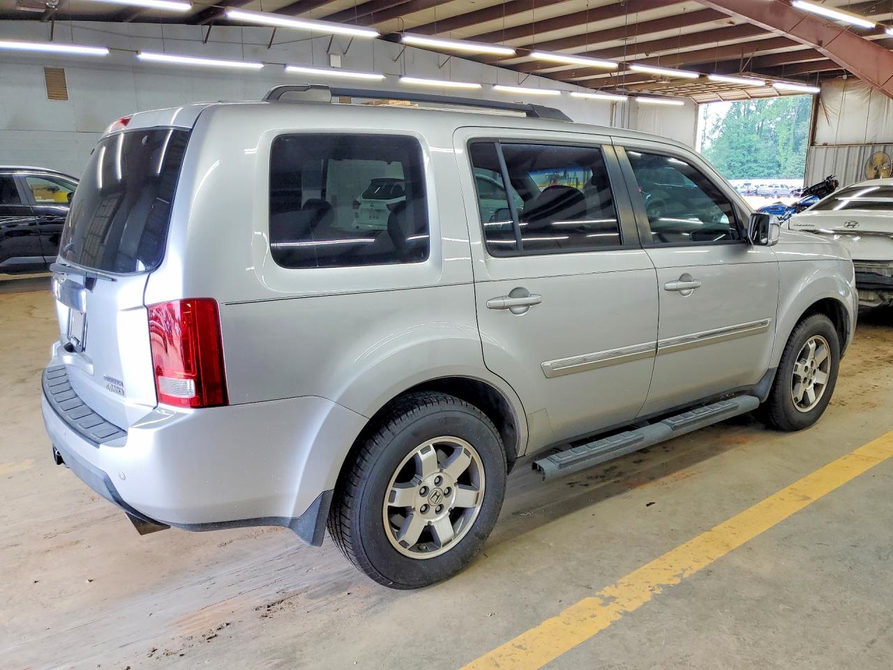 2011 Honda Pilot Touring Silver vin: 5FNYF4H94BB087868